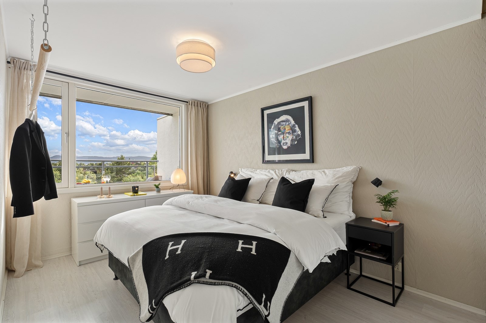 Plass til dobbeltseng og garderobeskap. Galleribilde