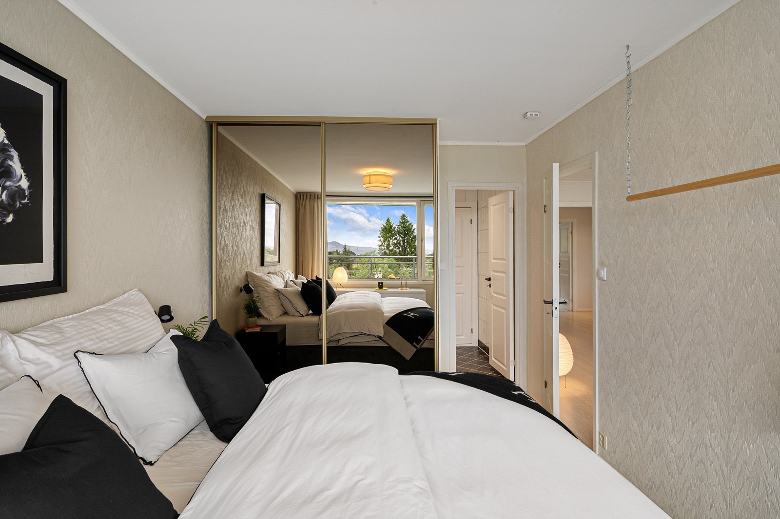 Praktisk med inngang til bad fra soverom og stue. Galleribilde