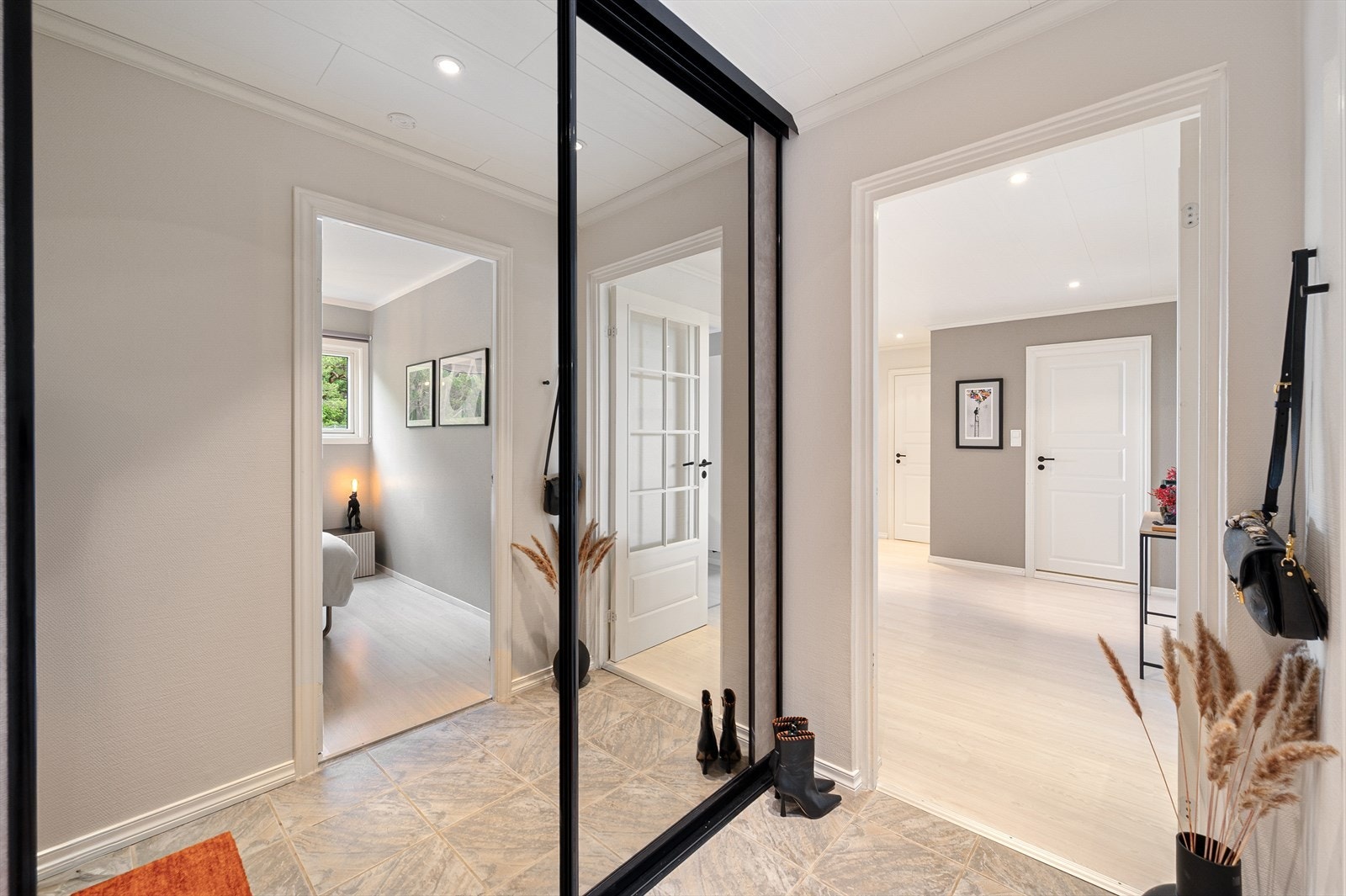 Romslig entrè. God plass til å henge fra seg yttertøy og sko. Galleribilde