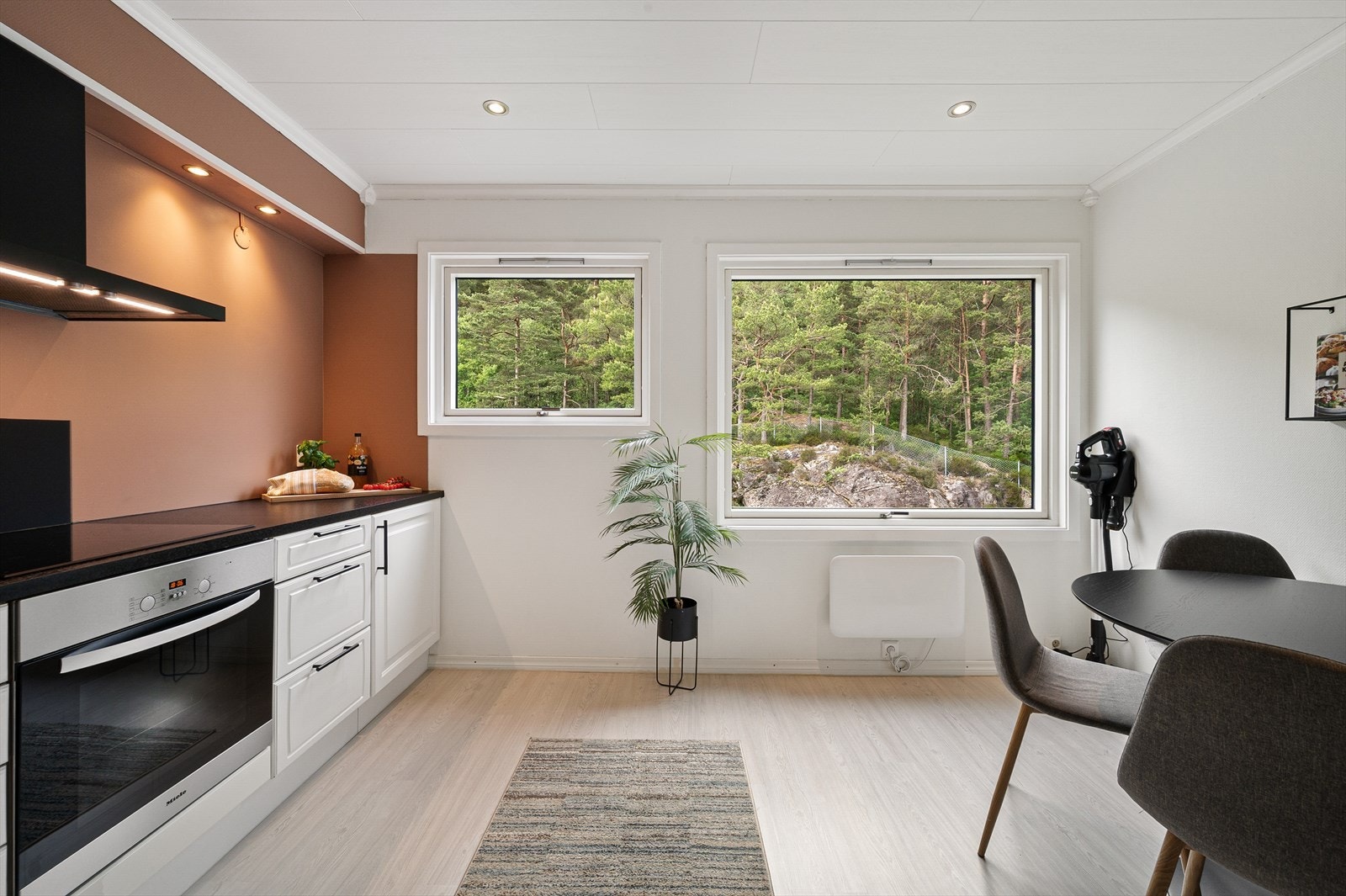 Plass til spisebord på kjøkkenet. Galleribilde