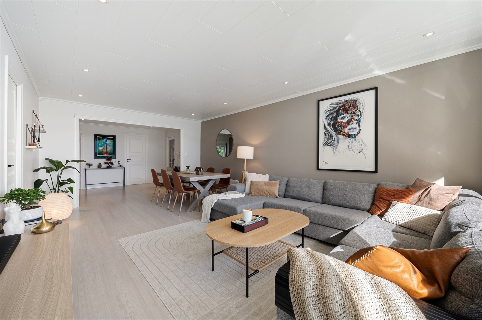 Romslig stue med gode møbleringsmuligheter. Galleribilde