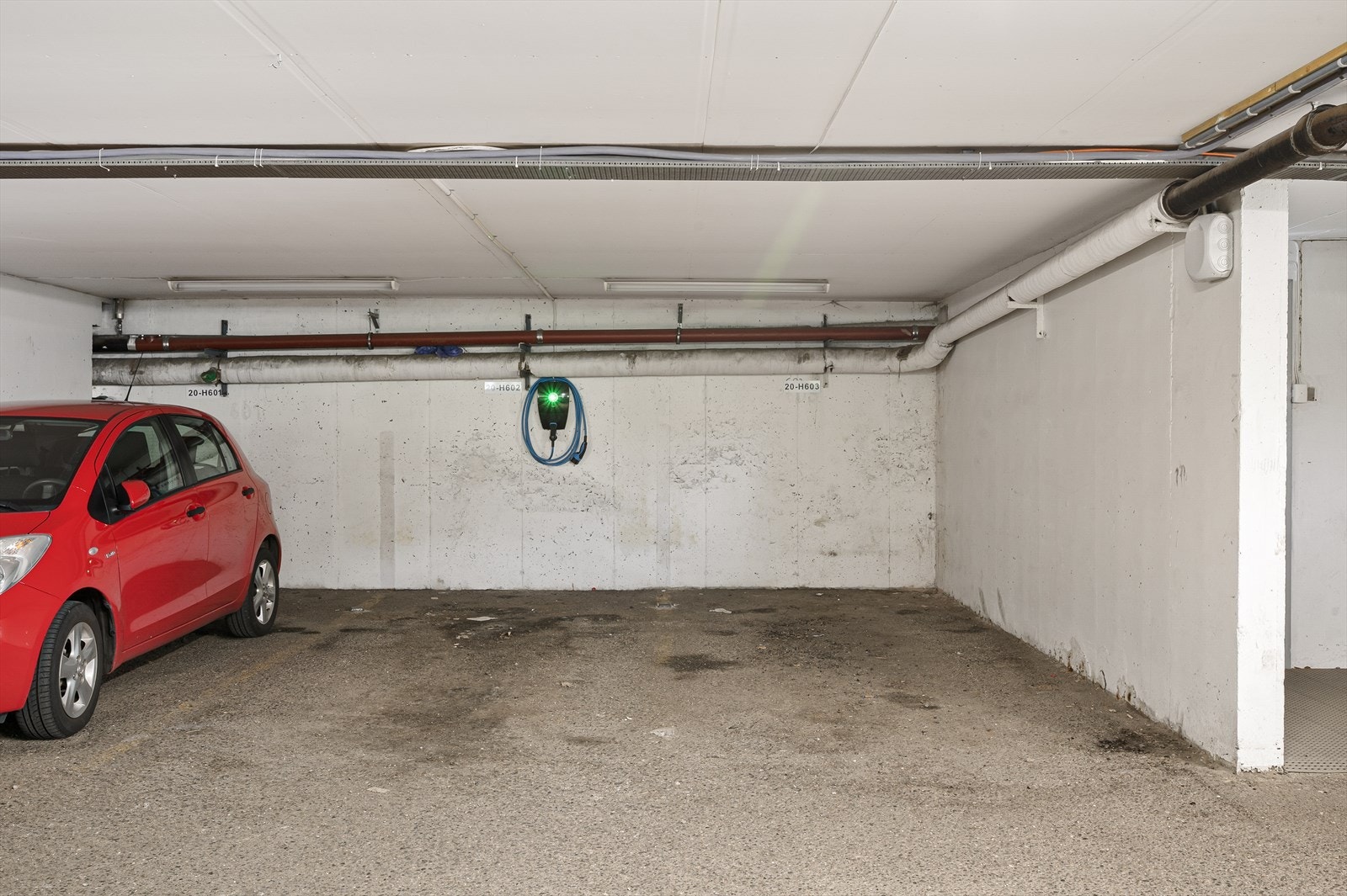 Fast parkering i lukket garasjeanlegg. Infrastrukturen er lagt opp for elbil lader. Galleribilde