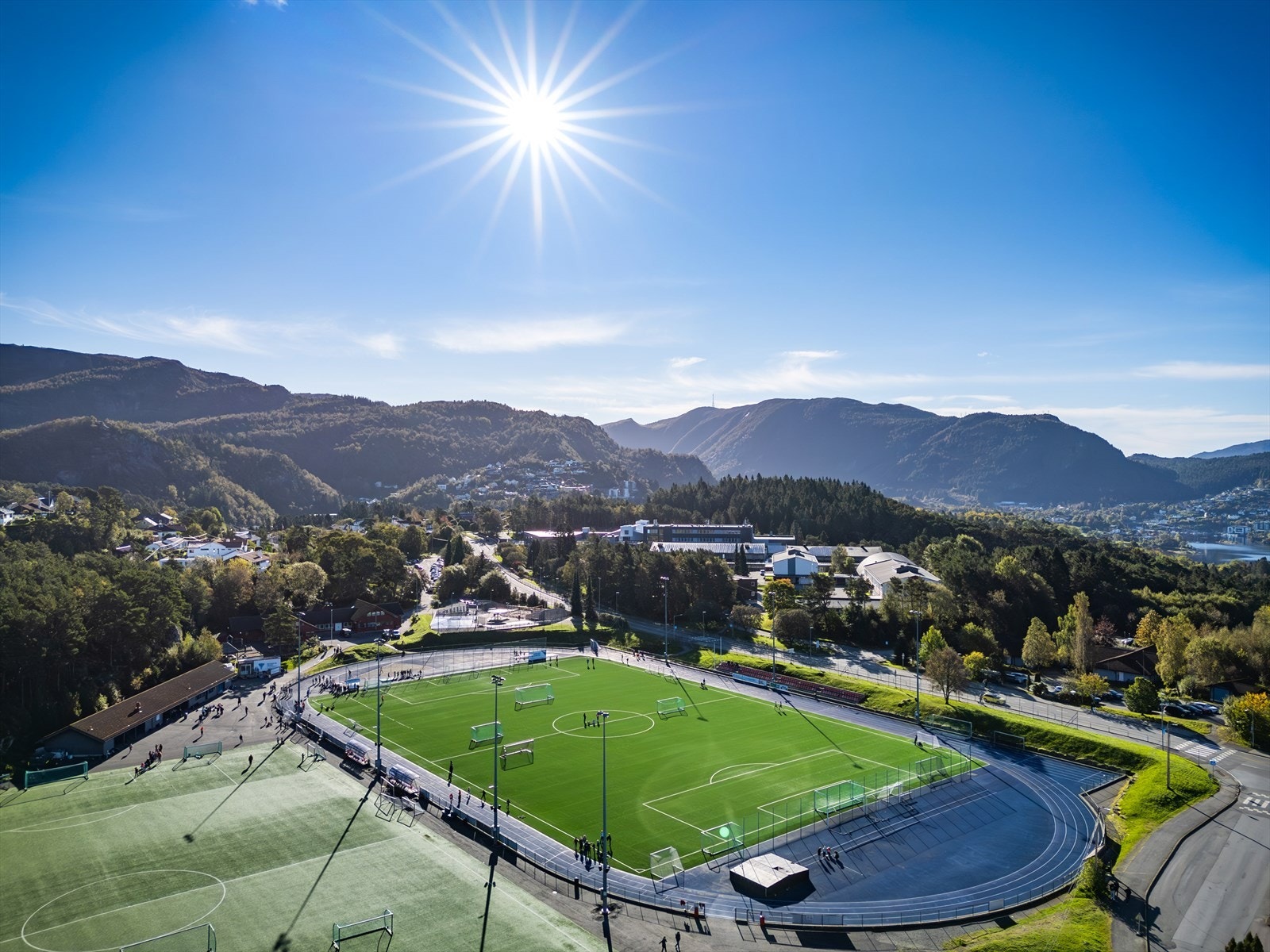 Åstveit banen ligger innen gåavstand fra leiligheten. Galleribilde
