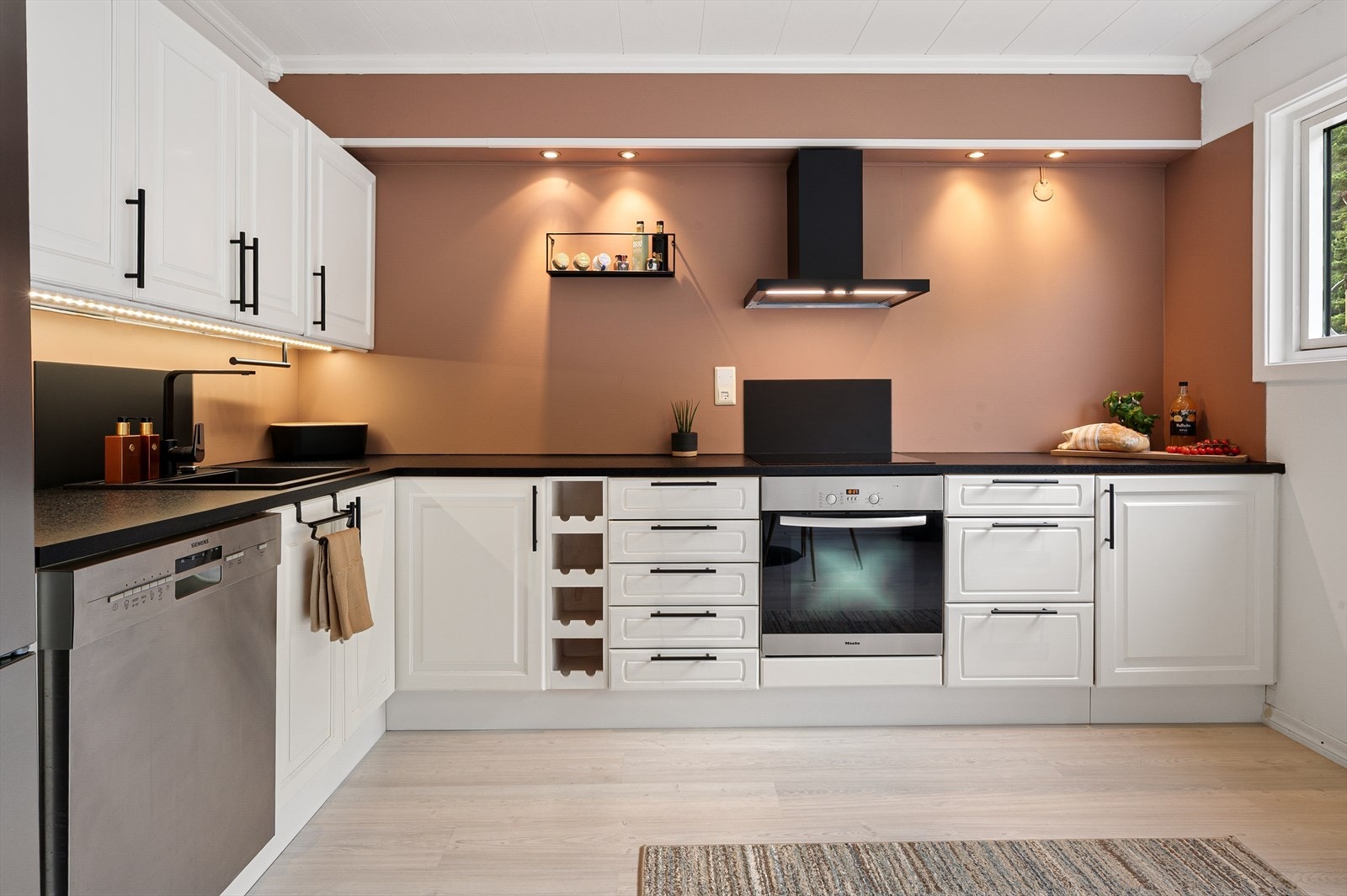 God skap- og benkeplass. Galleribilde