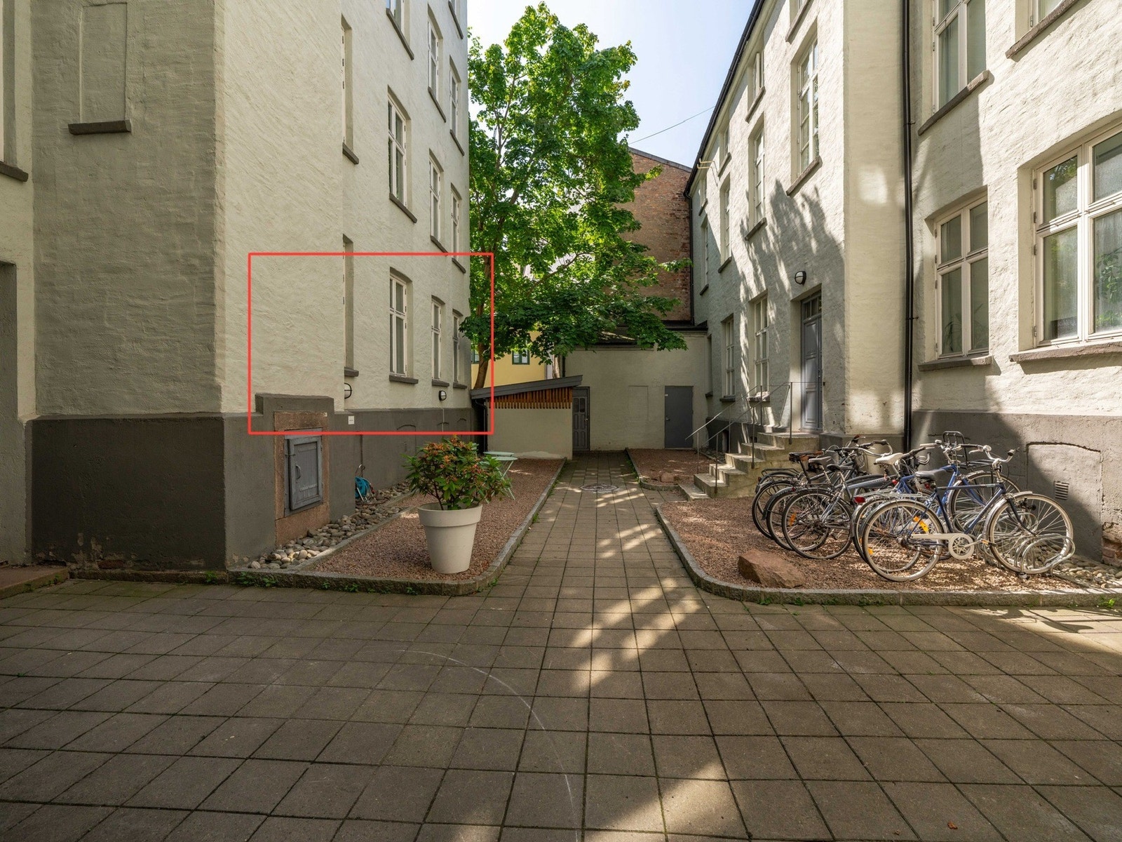 Leiligheten er i en høy 1. etasje og i sin helhet beliggende inn mot denne koselige bakgården. Galleribilde