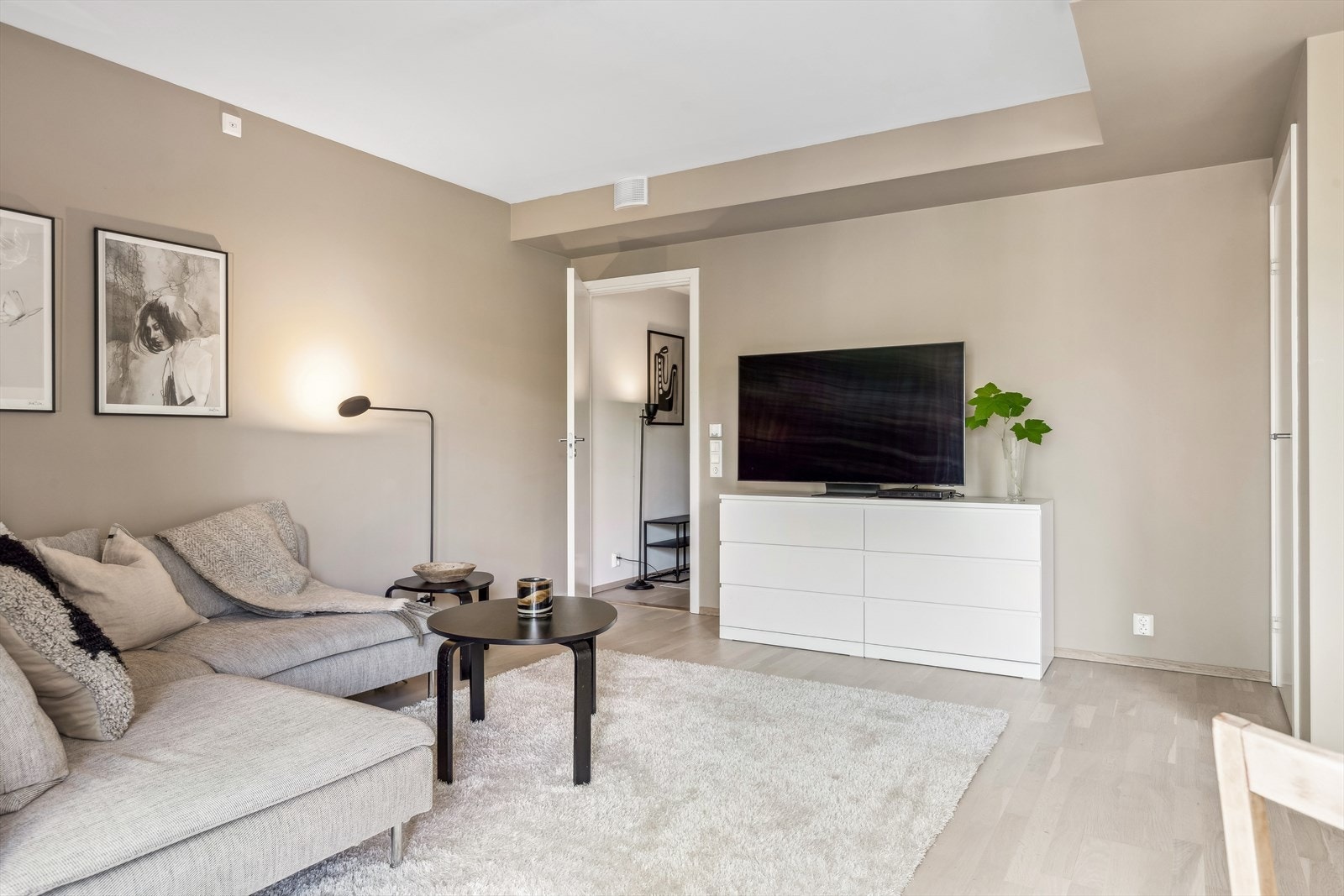 Gulv med hvitlasert eikeparkett og slette malte vegger og tak. Galleribilde