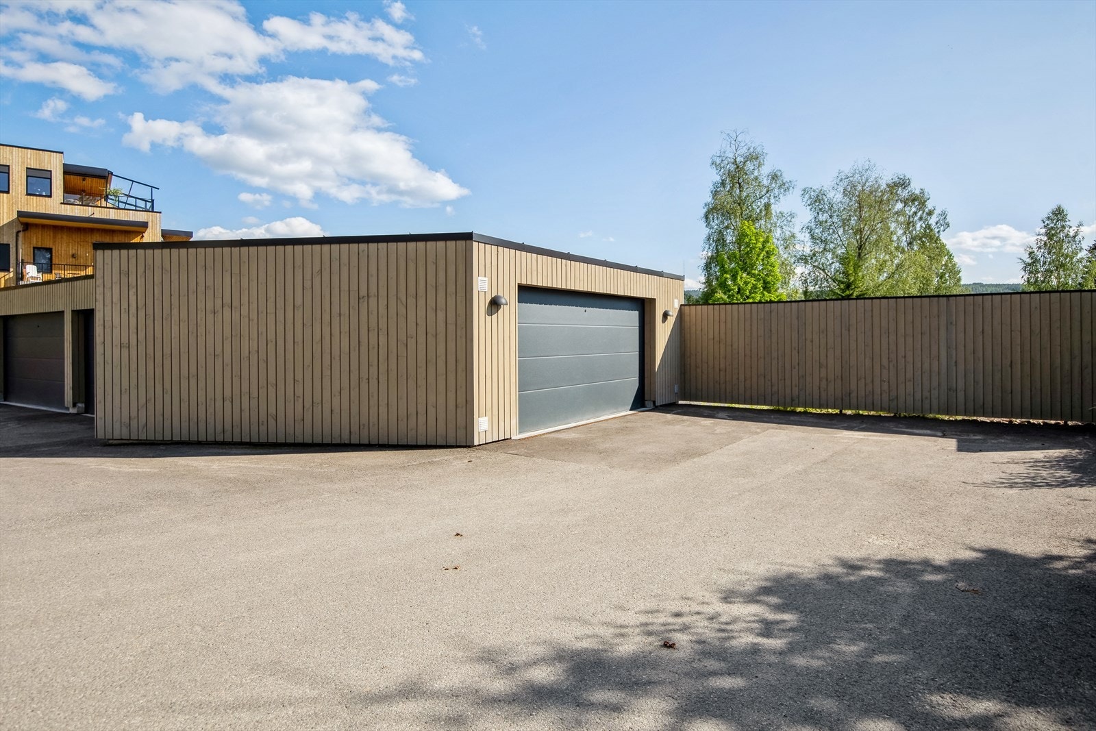 Det medfølger P-plass i frittstående garasjeanlegg. I tilknytning til garasjen er også en bod. Galleribilde