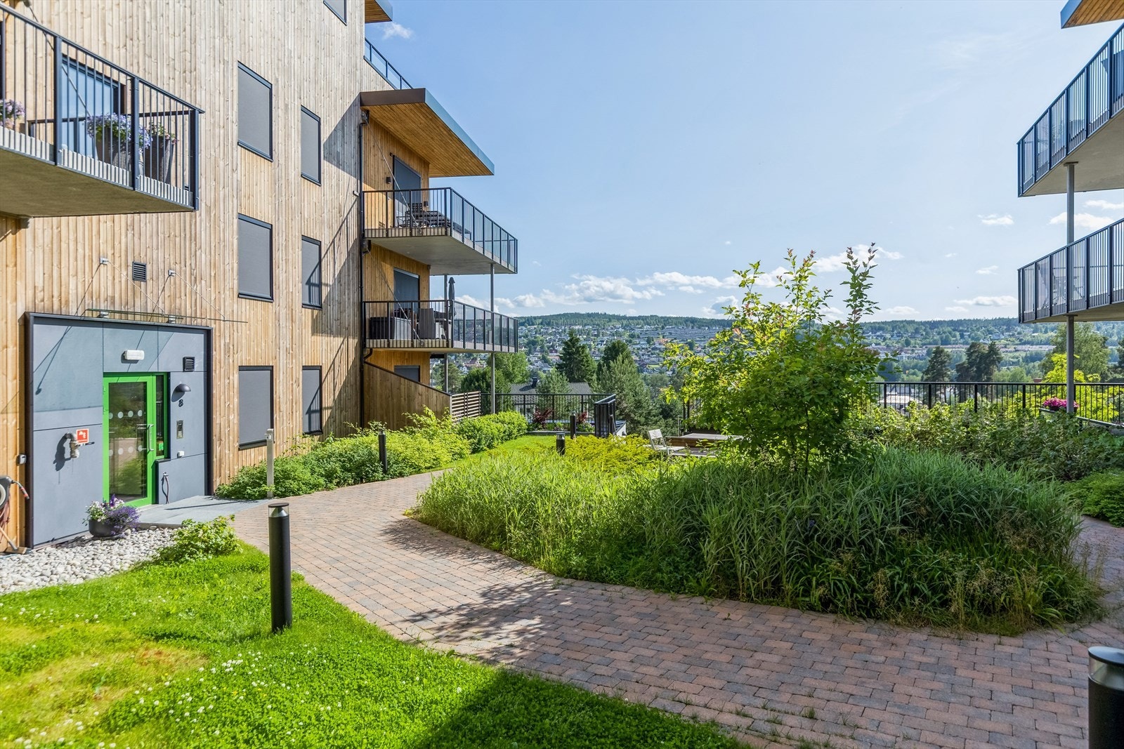 Leilighetsbygg fra 2021 med pent opparbeidede fellesområder. Det er heis og trinnfri adkomst. Galleribilde