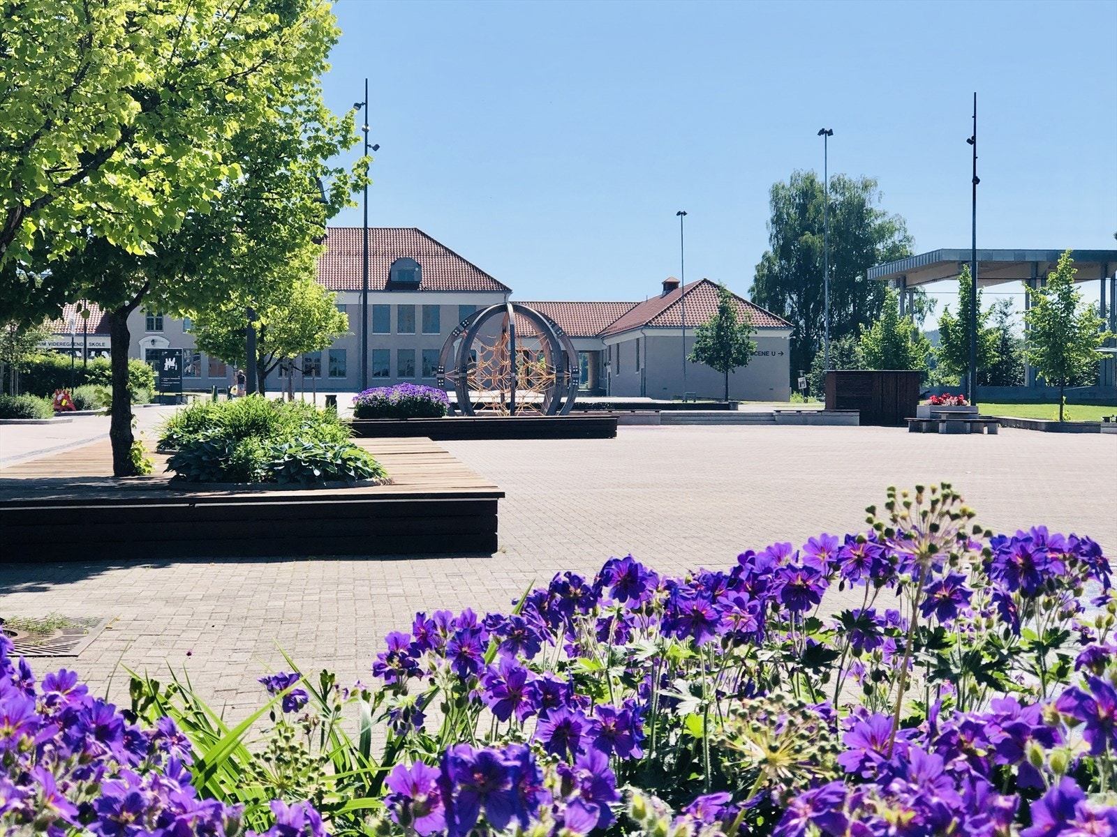 Det er kort vei til sentrum med forretninger, kino/teater, restauranter, bibliotek, skoler mm. Galleribilde