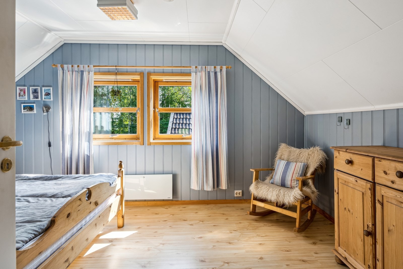 Lyst og trivelig soverom med skråhimlinger. Galleribilde
