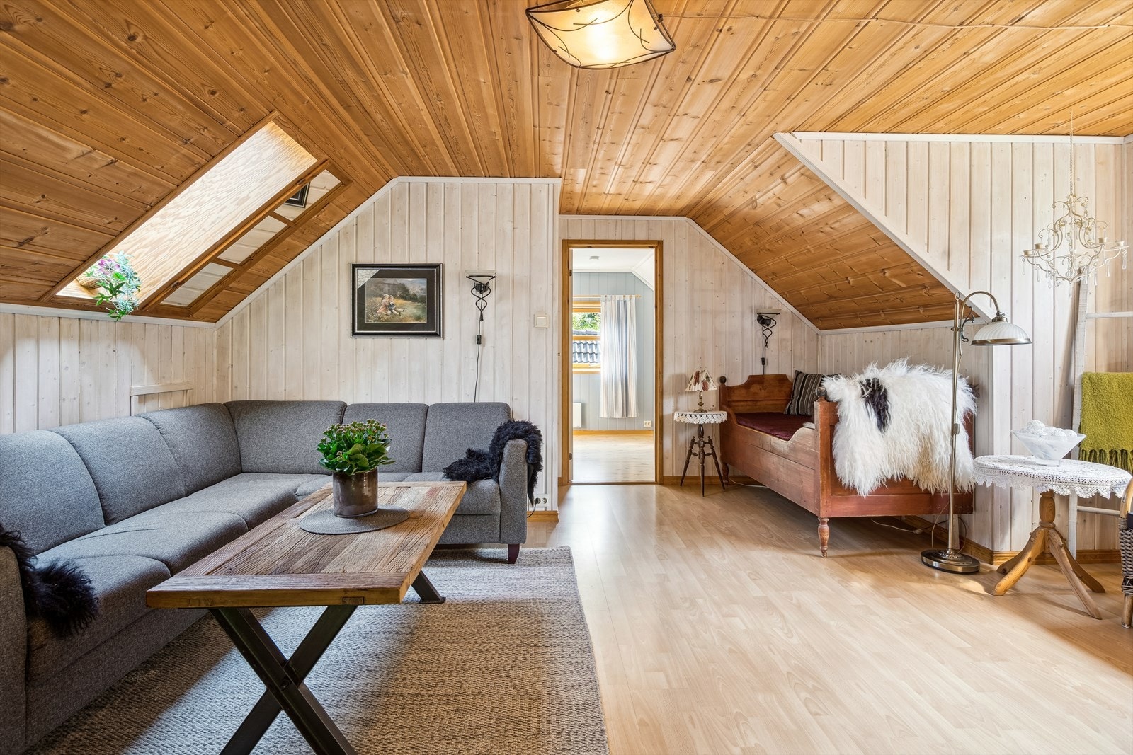 Innenfor den koselige stuen er det et soverom. Galleribilde