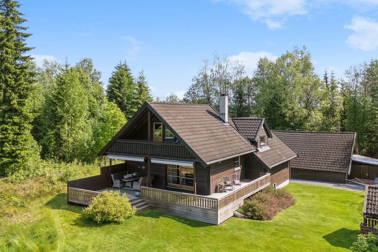 Her er det gode utemuligheter med stor terrasse, balkong og hage. Galleribilde