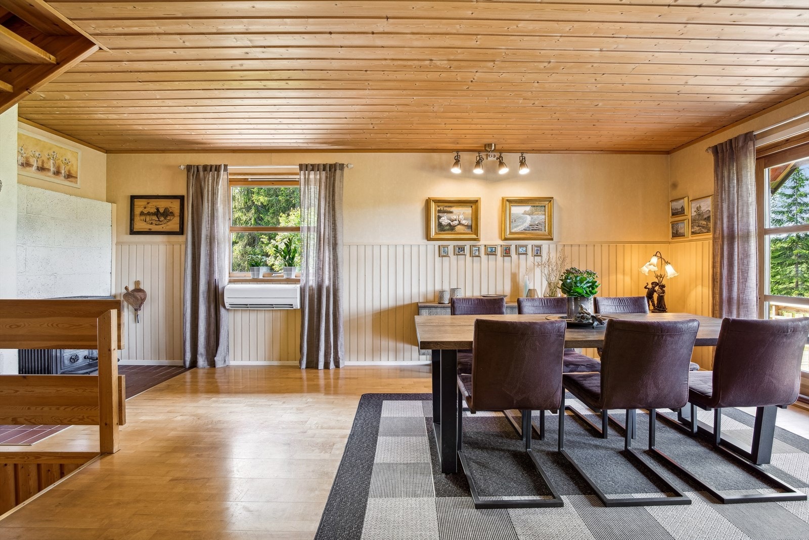 I spisestuen er det gode oppvarmingskilder som varmepumpe og vedovn. Galleribilde