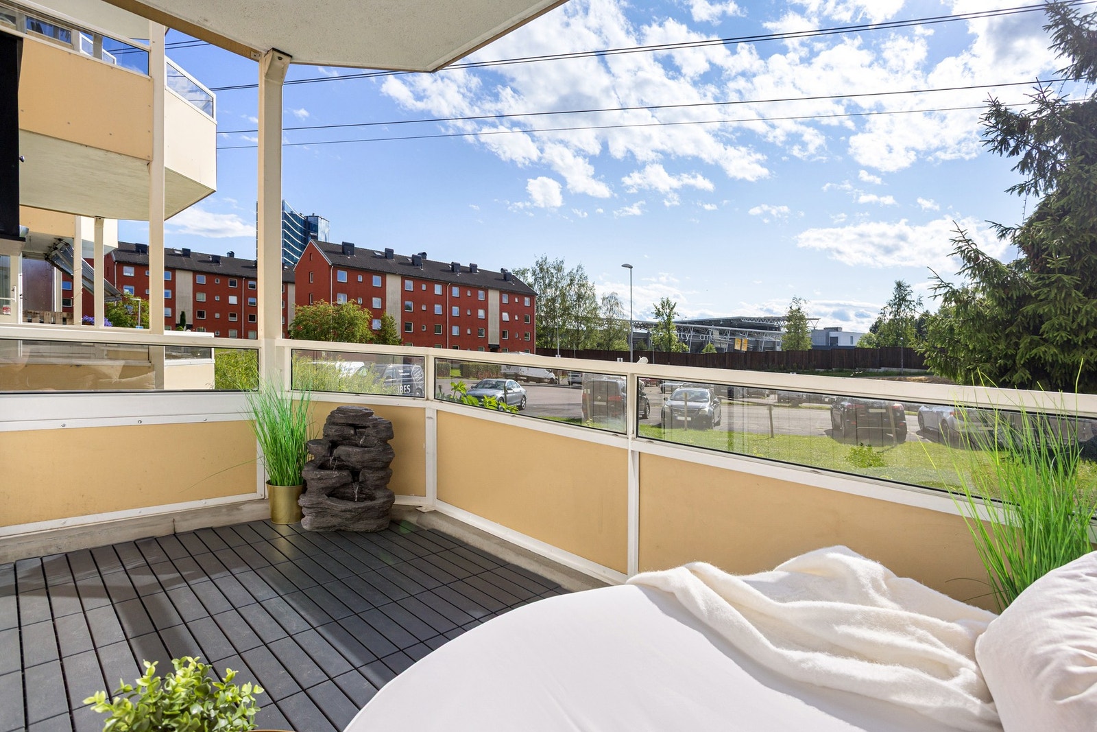 Balkongen vender mot vest og gir med det ypperlige solforhold. På sommeren kommer solen frem i 15:00-tiden og frem til 20-tiden +/- i følge selger. Galleribilde