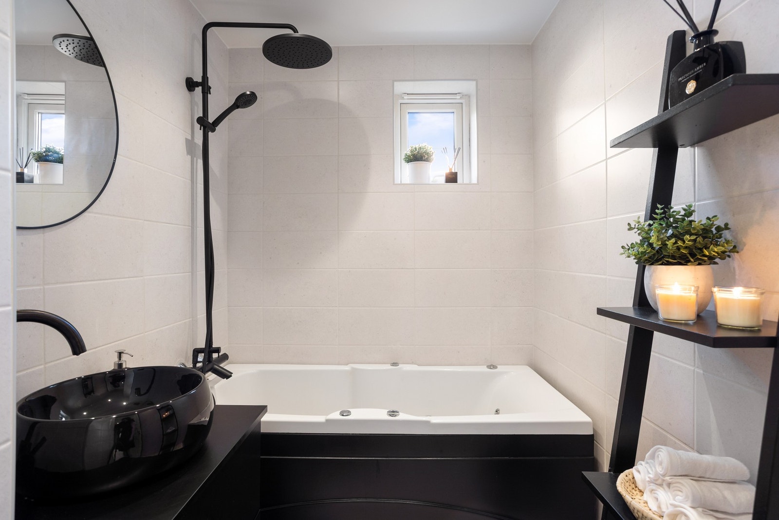 Innredningen består av overliggende servant på underskuffer, speil og stikkontakt. Galleribilde