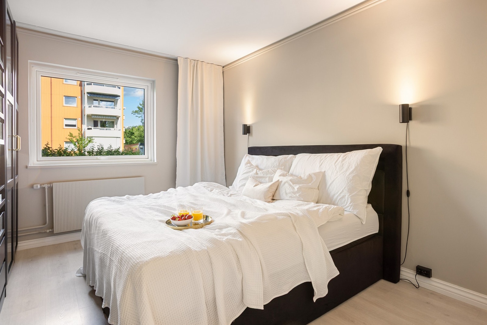 Boligens soverom er av god størrelse og malt i tidløse fargevalg. Galleribilde