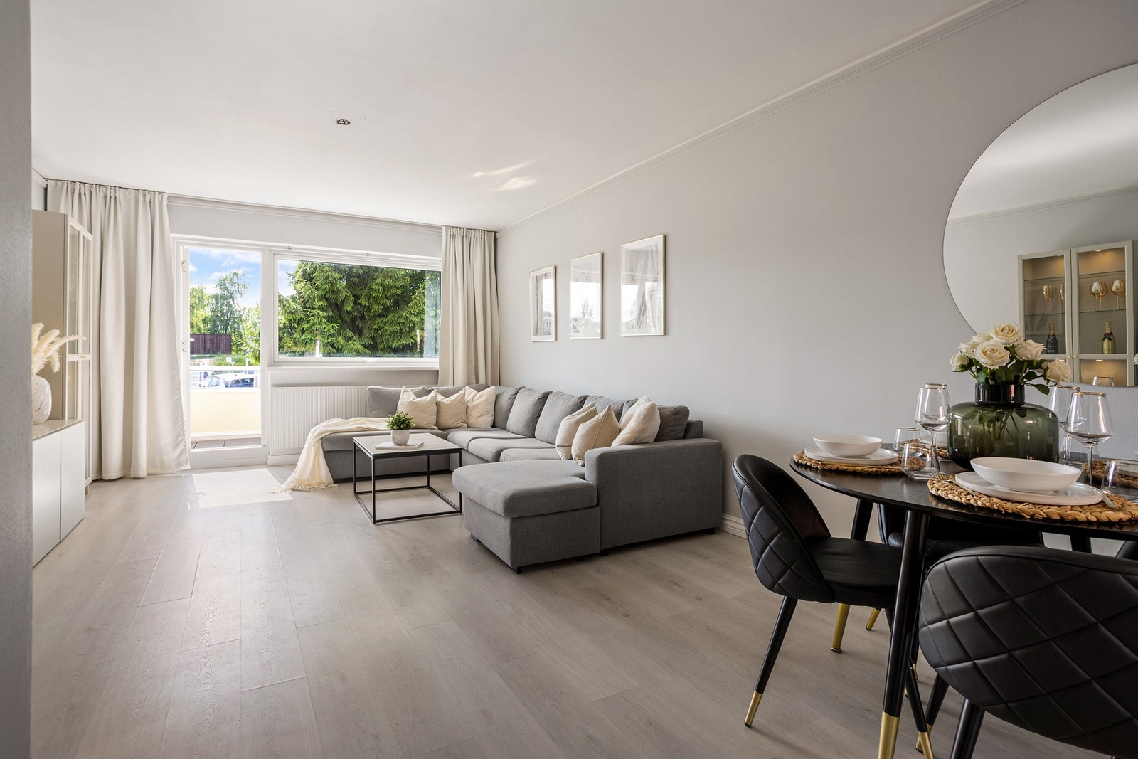 Dette er en lys og lekker 2-roms beliggende i byggets høye 1. etasje. Galleribilde