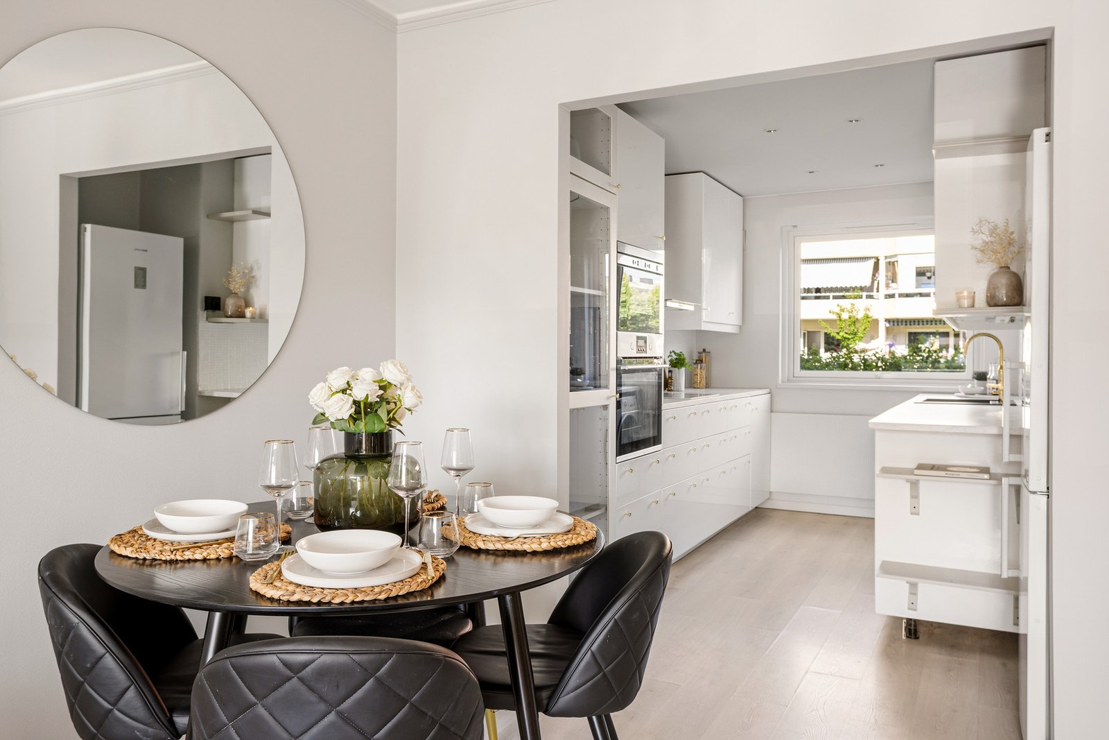 Mellom stue og kjøkkenet er det fin plass for spisebordet. Galleribilde