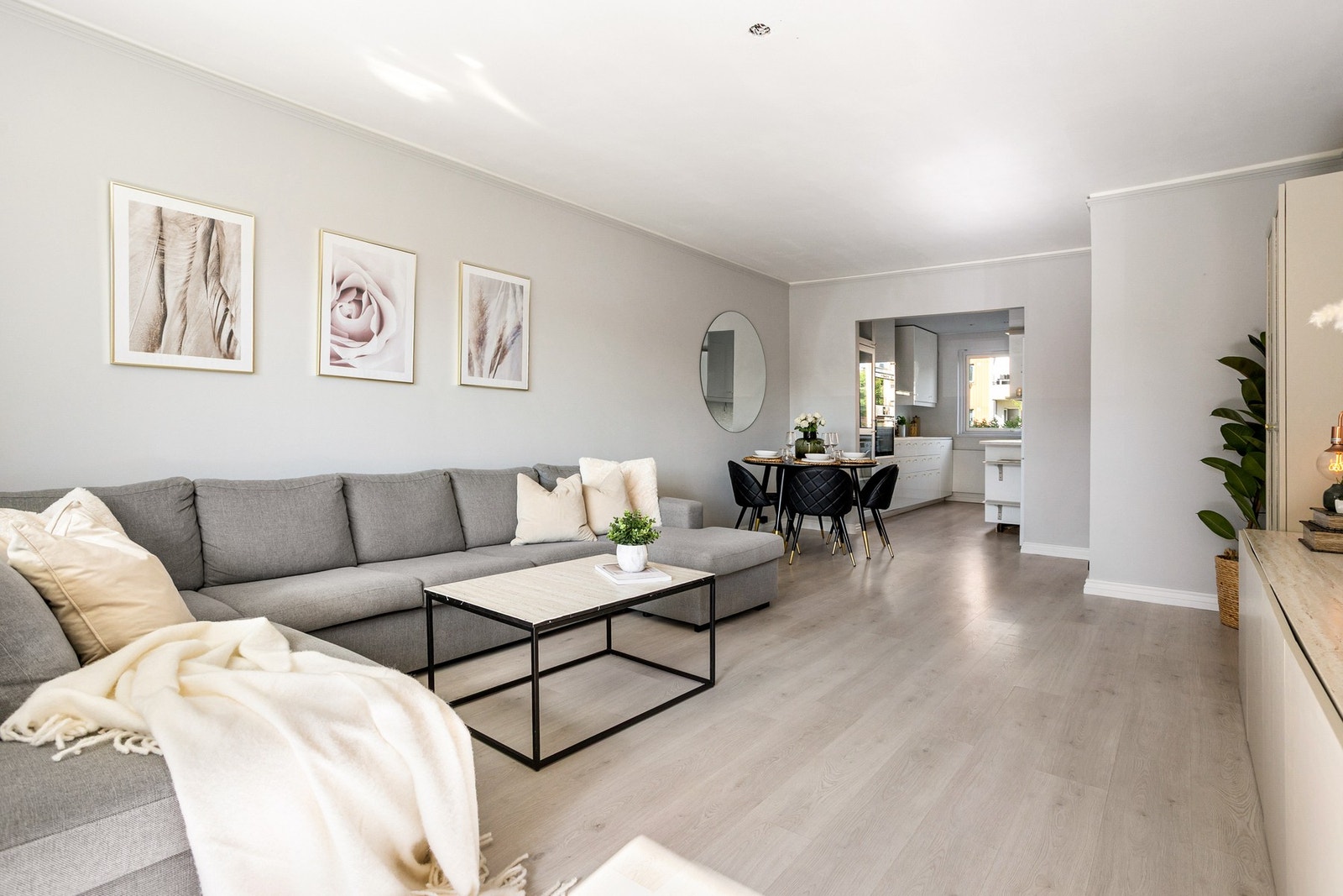 Oppholdsrommet er malt i moderne fargevalg og det er laminat på gulv. Galleribilde