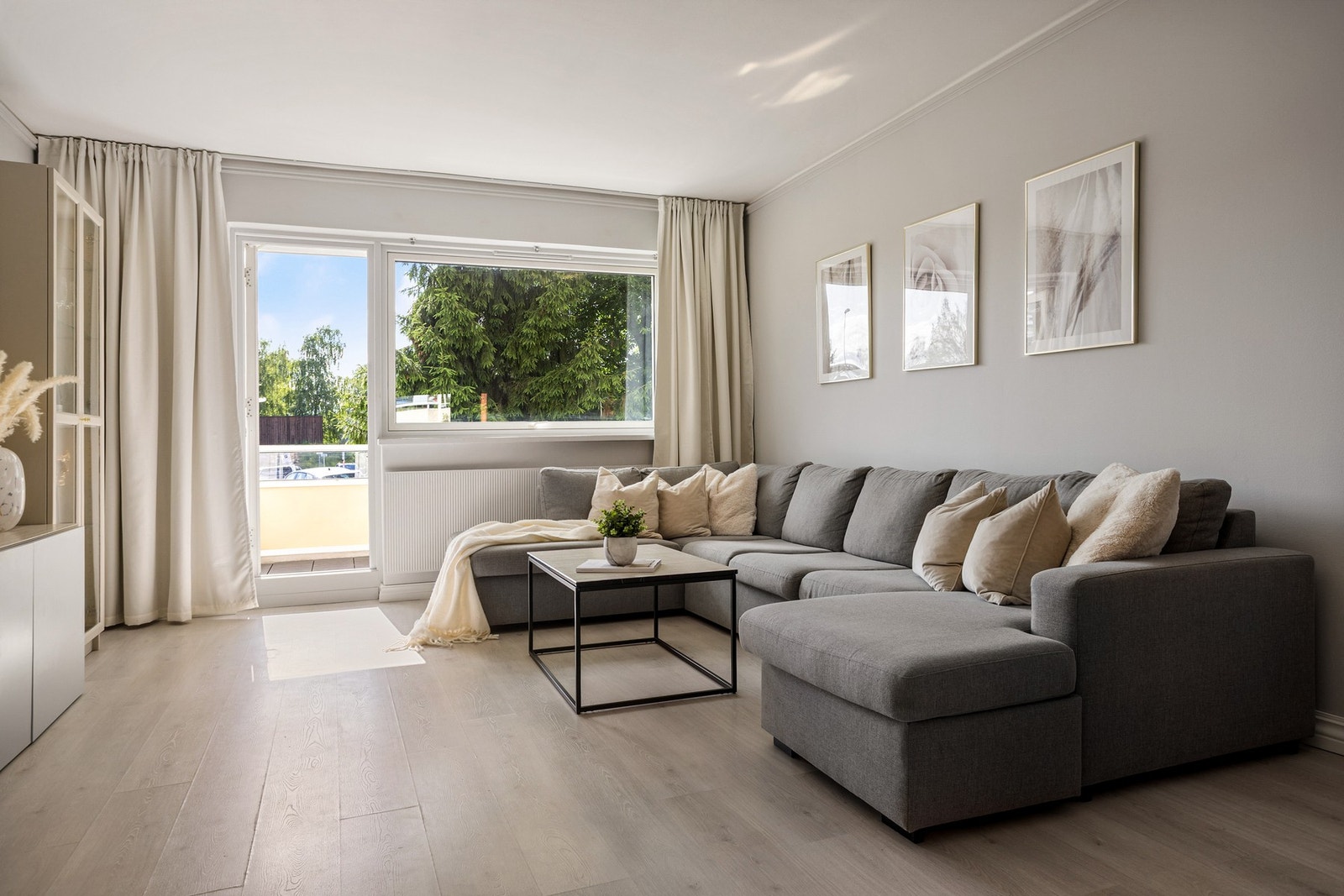 Rommets utforming byr på naturlige soner for plassering av møblene dine. Galleribilde