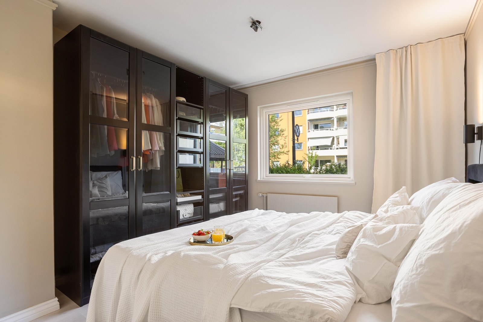 Den store garderobeløsningen gir godt med plass for klærne dine. Galleribilde