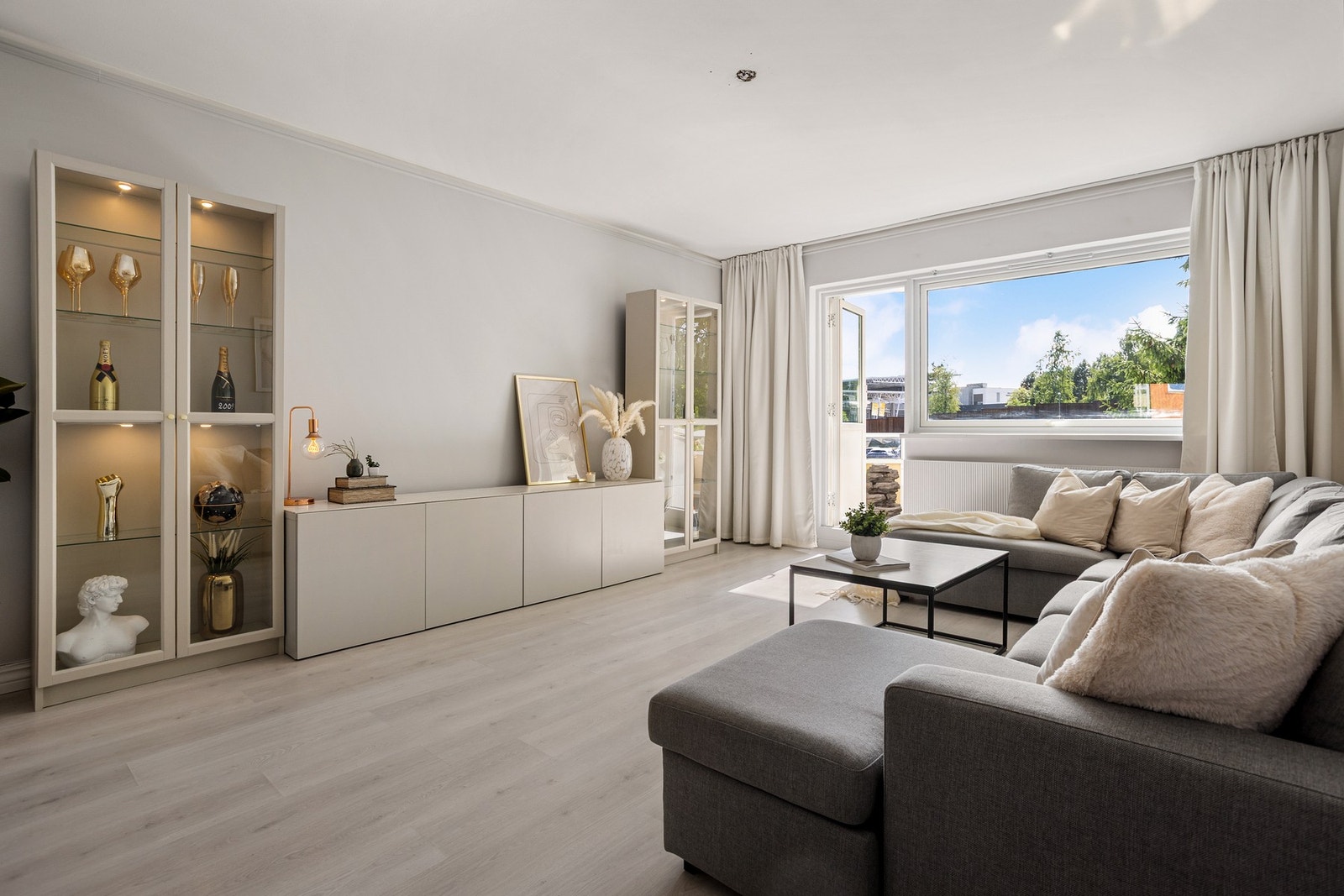 Her vil du umiddelbart legge merke til store vindusflater, kombinert med den gjennomgående planløsningen mot kjøkkenet som gir godt med lysinnslipp. Galleribilde