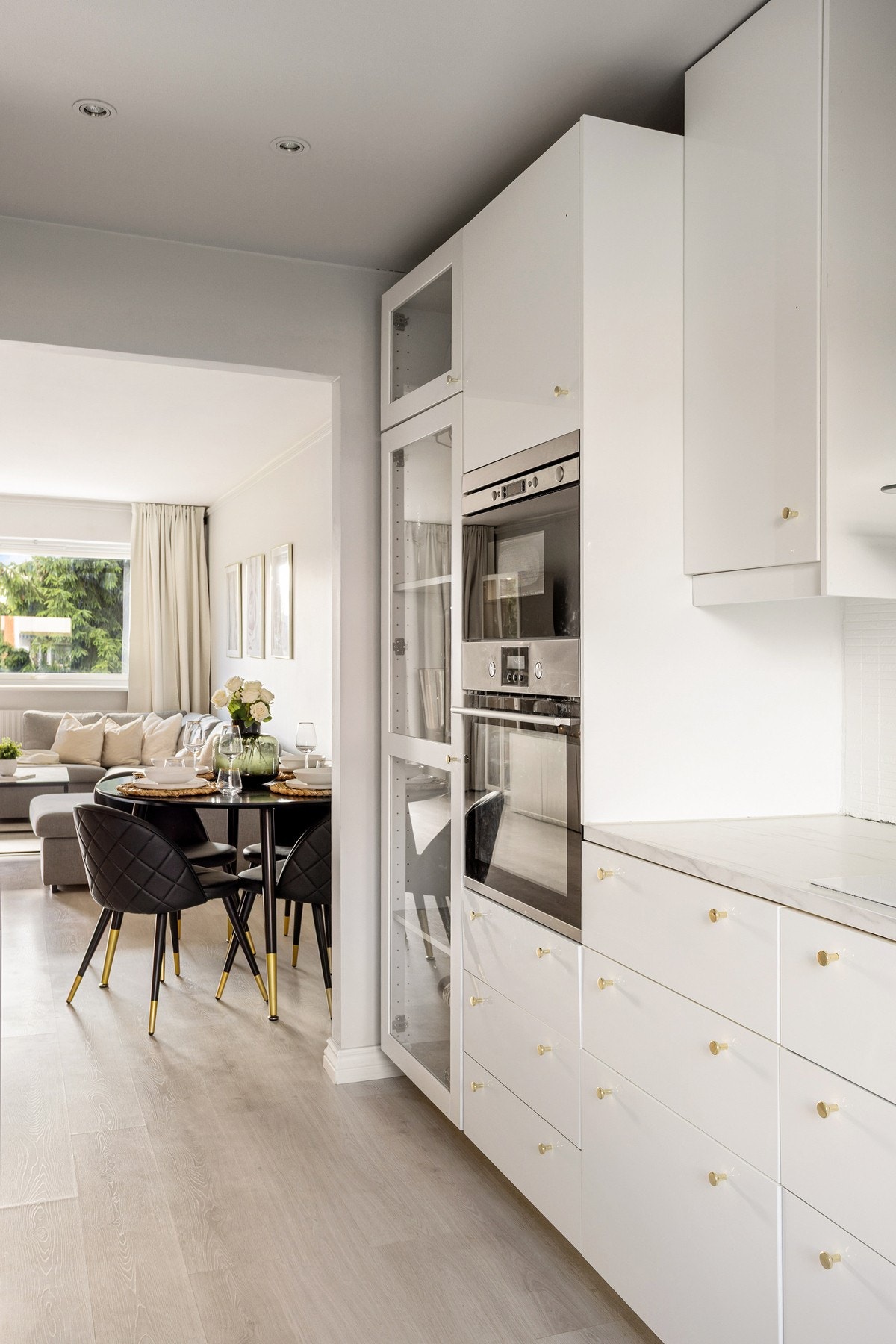 Integrert ovn med nedfelt induksjonstopp og mikrobølgeovn medfølger Opplegg for vaskemaskin. Galleribilde