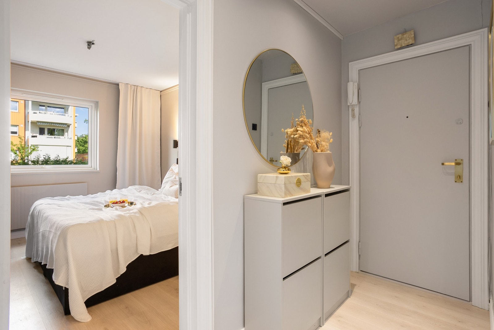 Entréen gir et godt førsteinntrykk av boligen. Galleribilde