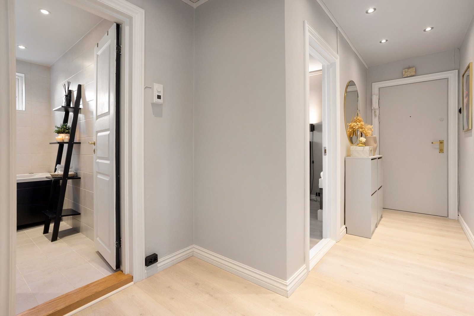 Boligens baderom er plassert ved entréen. Badet er pusset opp i 2025. Galleribilde