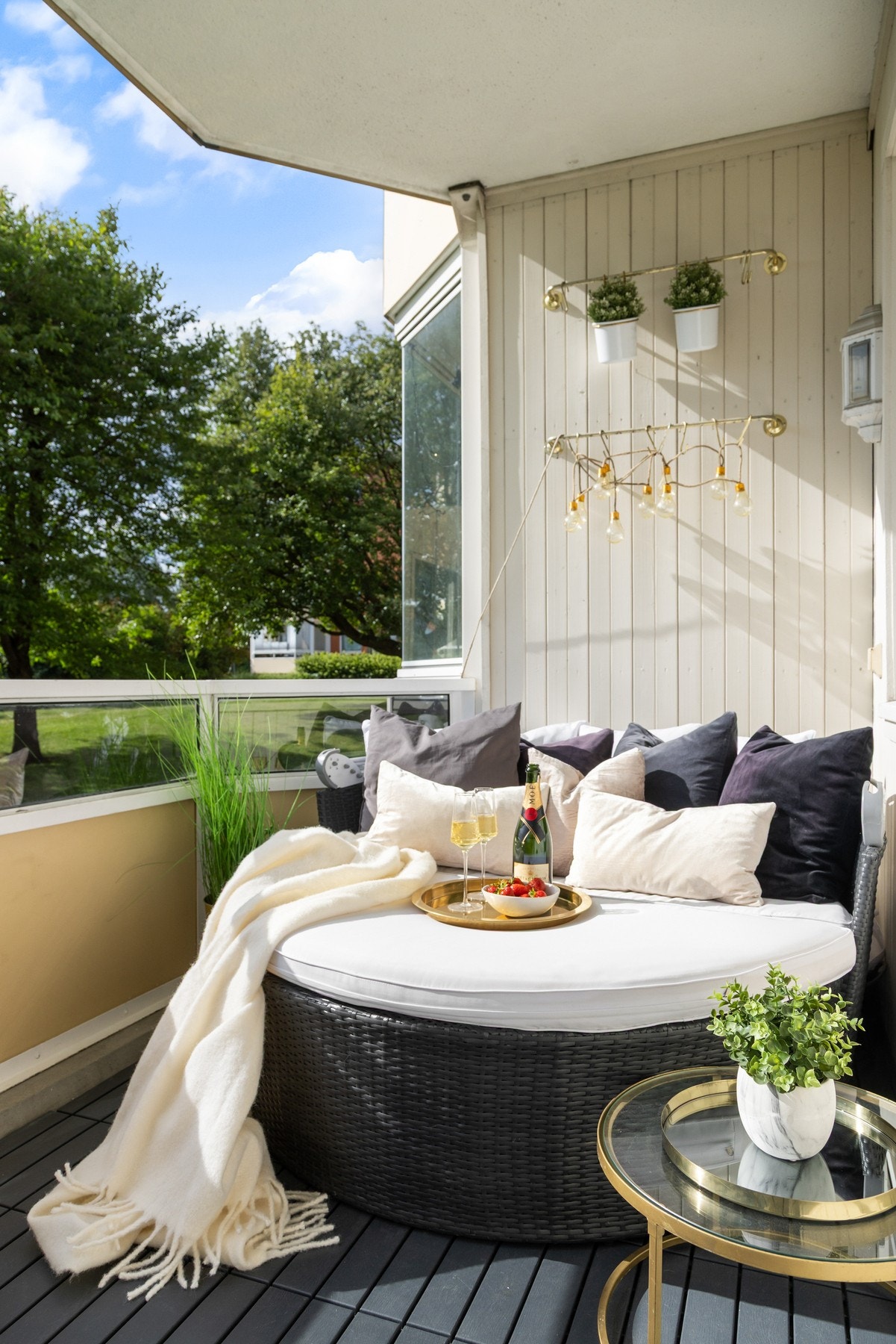 Plassen er på 7 kvm og gir godt med plass for loungemøblement, beplantning og grill. Galleribilde