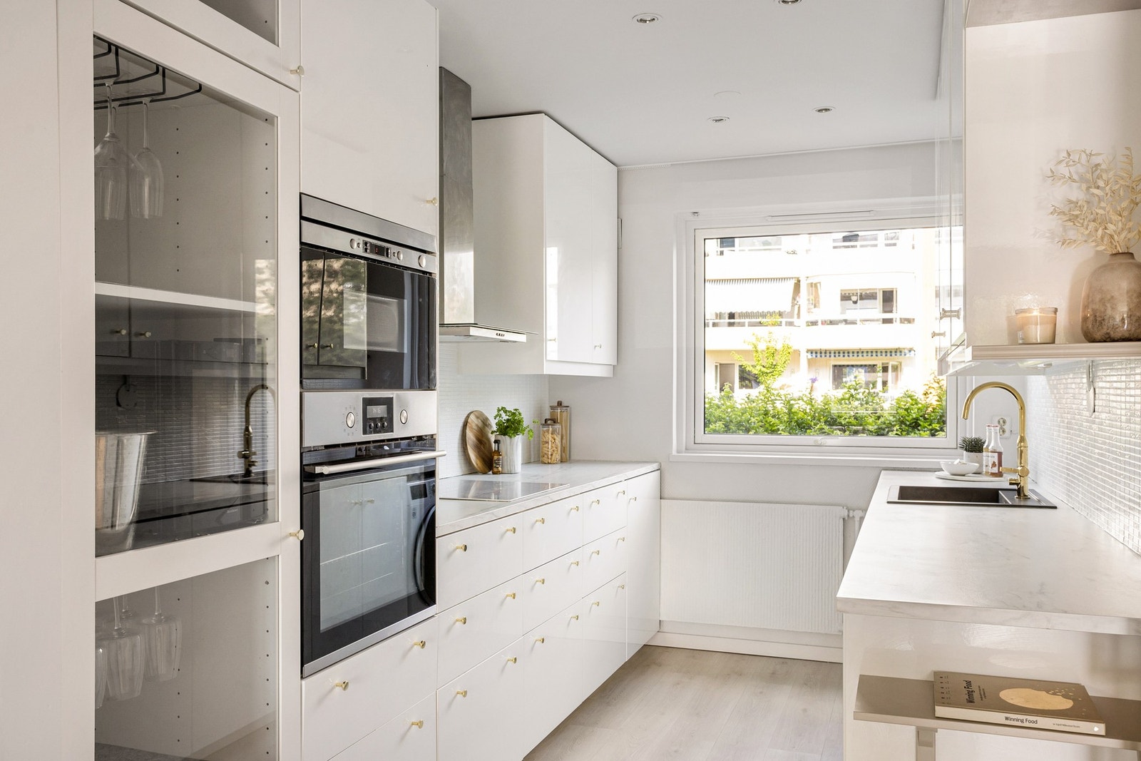 Under overskap er det lagt flisfelt samt montert belysning og stikkontakter. Galleribilde