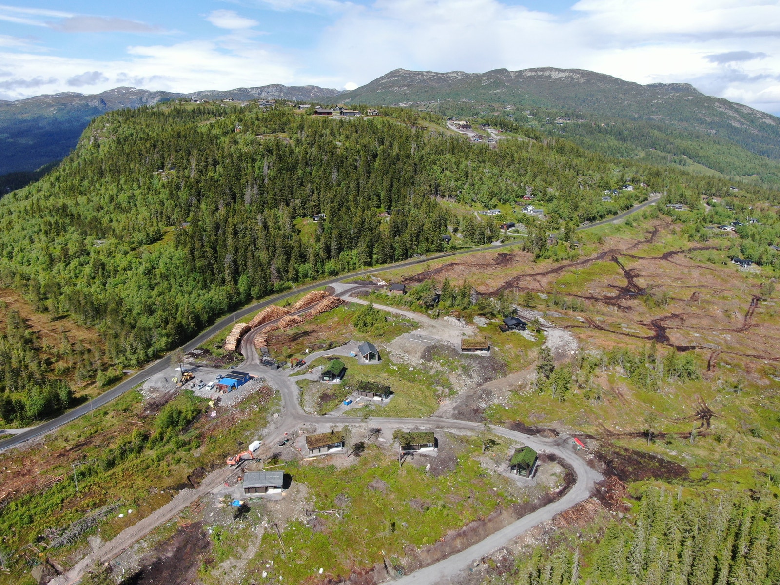 Det er ikke uten grunn at Lifjell kalles "Lille Jotunheimen". Terrenget er variert med et 20-talls topper på over 1100 meter for de eventyrlystne. På Lifjell er det lett å fylle dagene. Galleribilde
