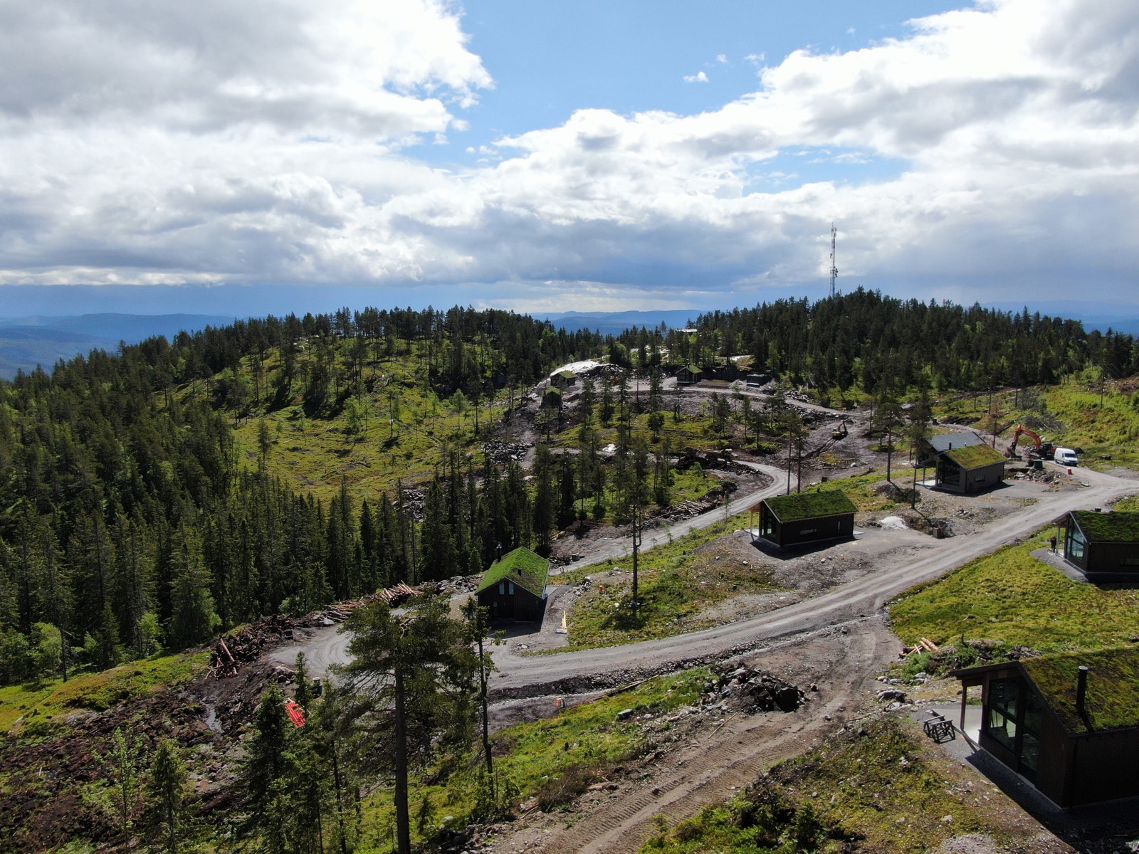 Lifjell Hyttegrend ligger på ca. 600 meter over havet og er et etablert hyttefelt ca.15 min fra Bø sentrum. Galleribilde