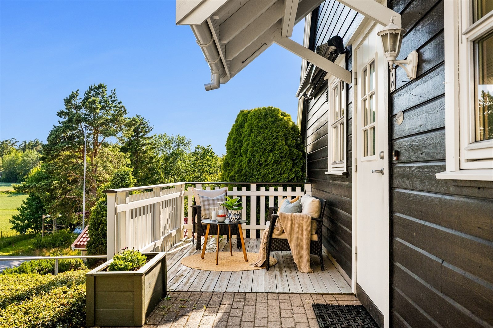 Særdeles hyggelig inngangsparti med terrasseplatting. Galleribilde