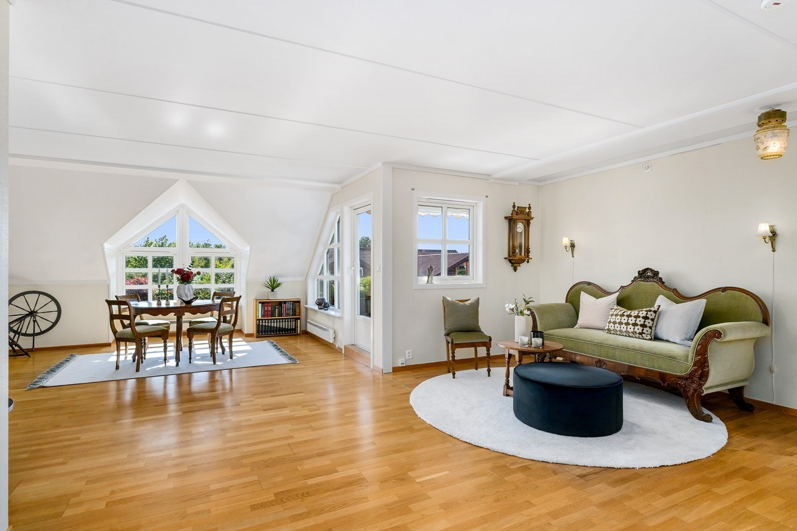 De vakre gulvene og de eksklusivt utformede vinduene gir rommet både karakter og eleganse. Galleribilde