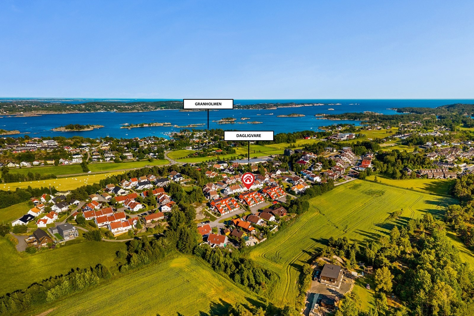 Sjøen og strandlivet er ikke langt unna - Granholmen og kyststien venter kun én kilometer fra eiendommen. Her kan du nyte lange sommerdager på fine badeplasser eller legge ut på båttur til vakre øyer i fjorden. Galleribilde