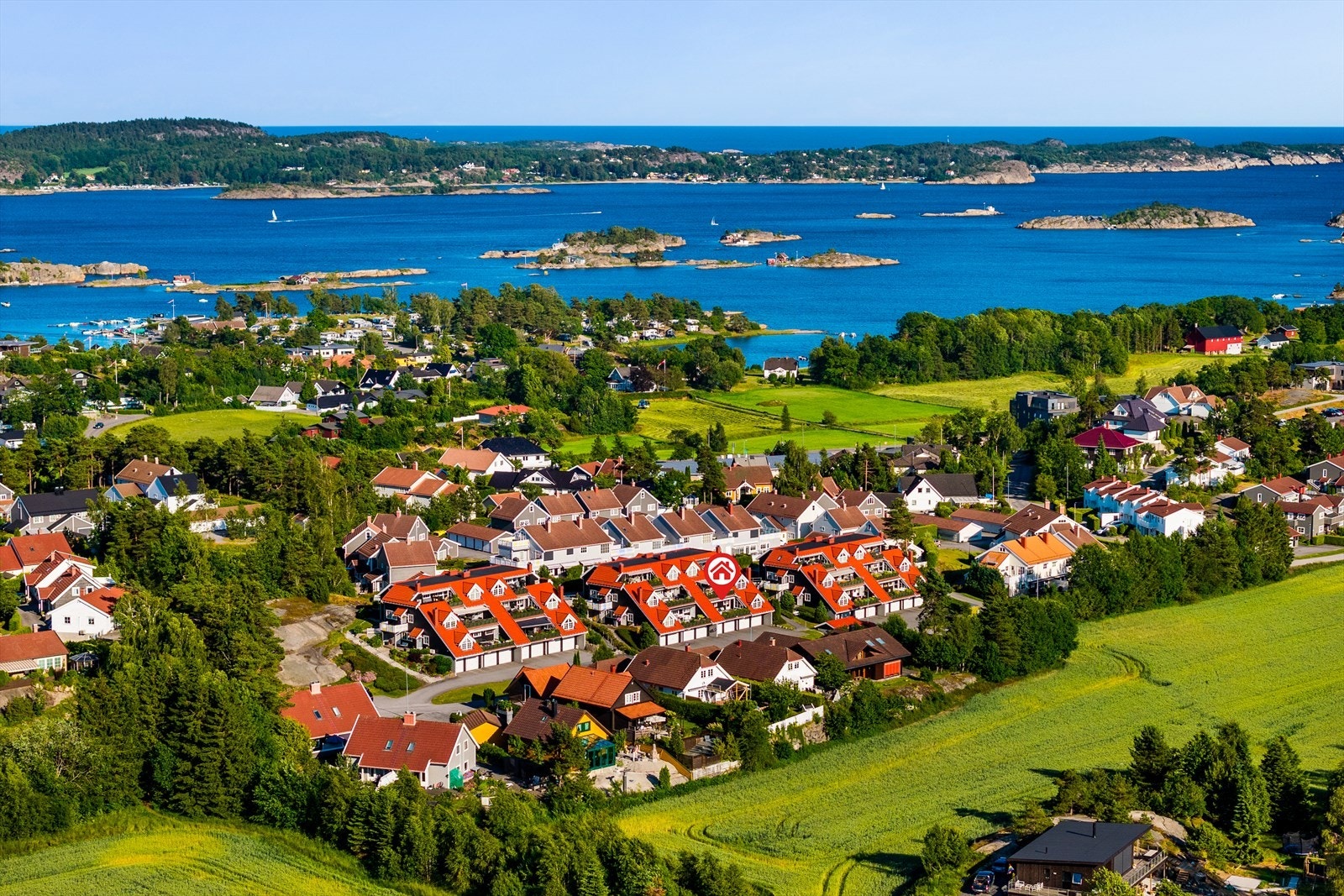 Området har en naturskjønn beliggenhet, men likevel nærhet til skoler, barnehager, offentlig kommunikasjon, samt sentrums rike utvalg av fasiliteter og servicetilbud. Galleribilde