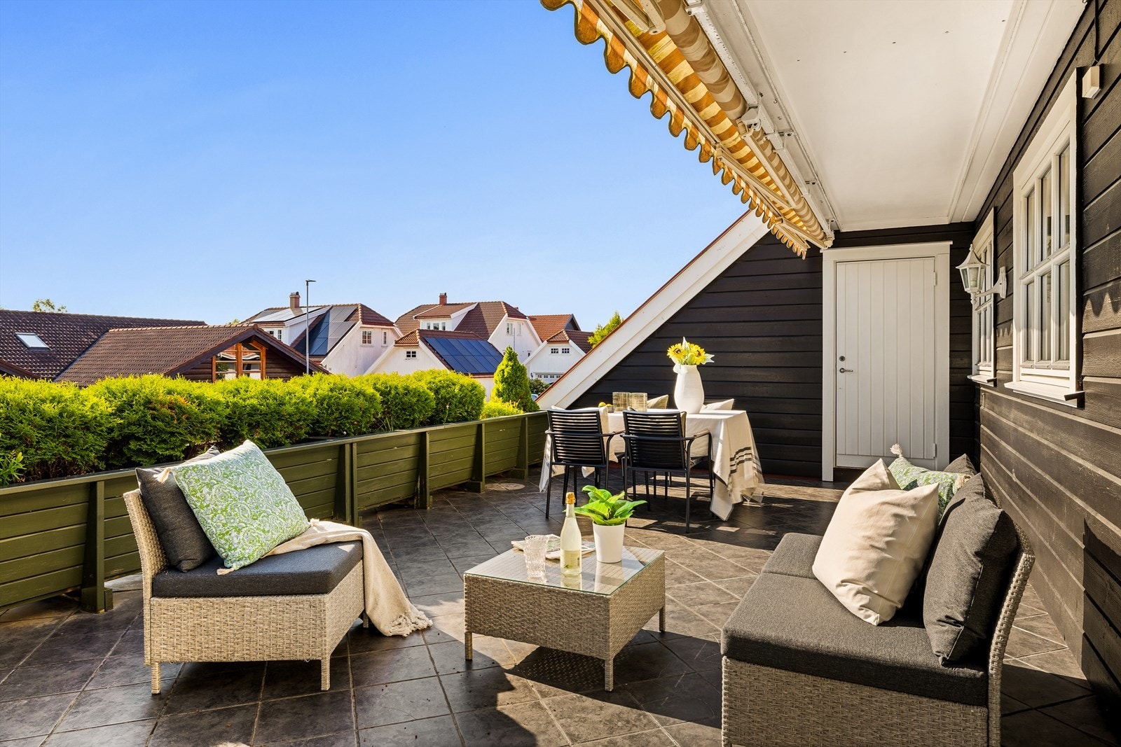 Med solen som skinner over uteplassen, kan du nyte varme solstråler og en avslappende atmosfære - perfekt for rolige morgener med kaffe eller lange, hyggelige sommerkvelder. Galleribilde