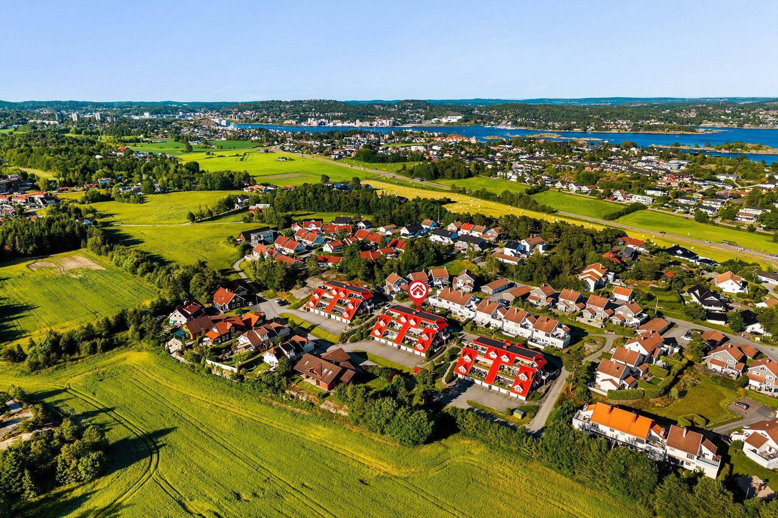Her bor du sentralt, men tilbaketrukket - med kort vei til butikker, kollektivtransport, parker og fine turområder. En perfekt kombinasjon av byliv og privatliv! Velkommen. Galleribilde