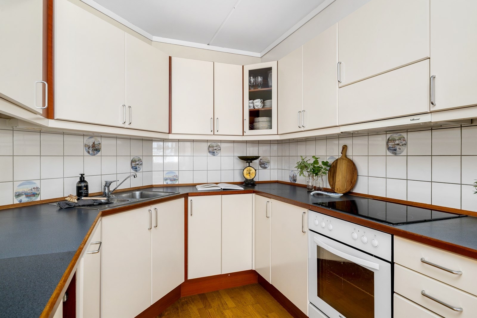 Kjøkkenet er godt utstyrt med integrerte hvitevarer som kjøleskap, oppvaskmaskin, platetopp og stekeovn. Avtrekket skjer via boligens balanserte ventilasjonsanlegg, som sikrer godt inneklima og effektiv luftutskifting. Galleribilde