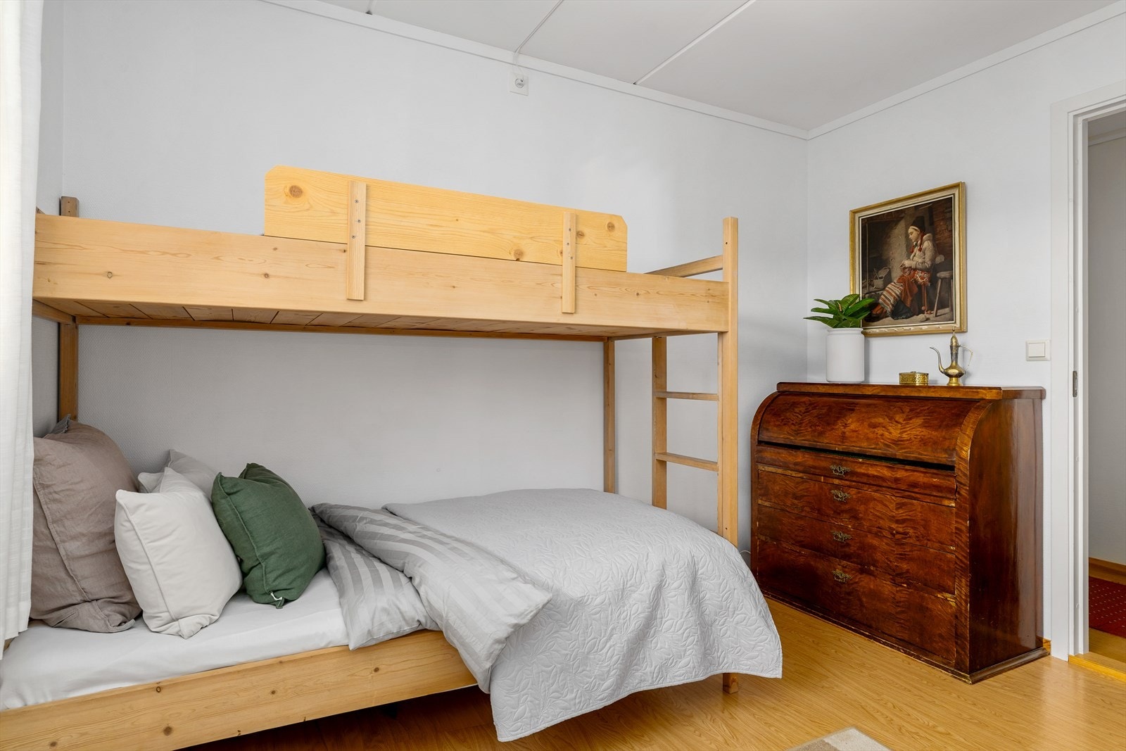 Rommet har en lun og innbydende atmosfære, med plass til det nødvendige uten at det føles trangt. Et fleksibelt rom som enkelt kan tilpasses ulike behov - enten det er til familie, gjester, hjemmekontor eller hobby. Galleribilde