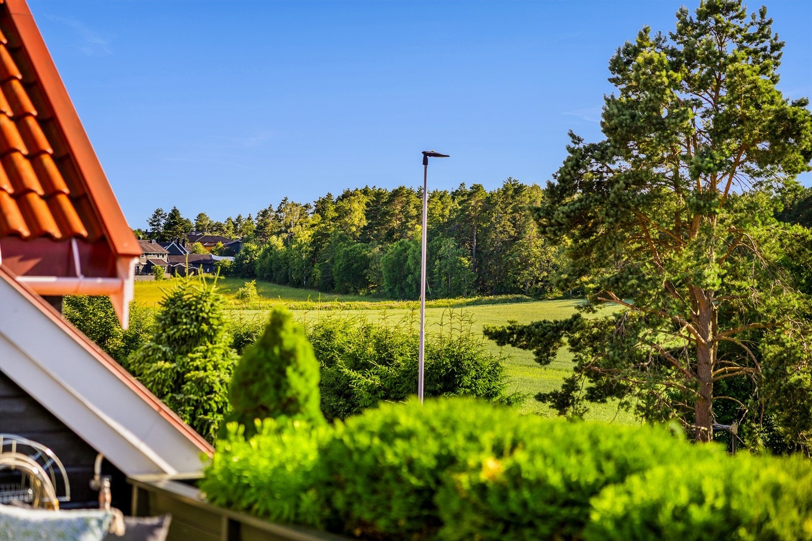 Her får du en harmonisk kombinasjon av landlig idyll og moderne komfort, samtidig som du har kort vei til nødvendige fasiliteter. Dette er virkelig en leilighet hvor du kan senke skuldrene og nyte omgivelsene! Galleribilde