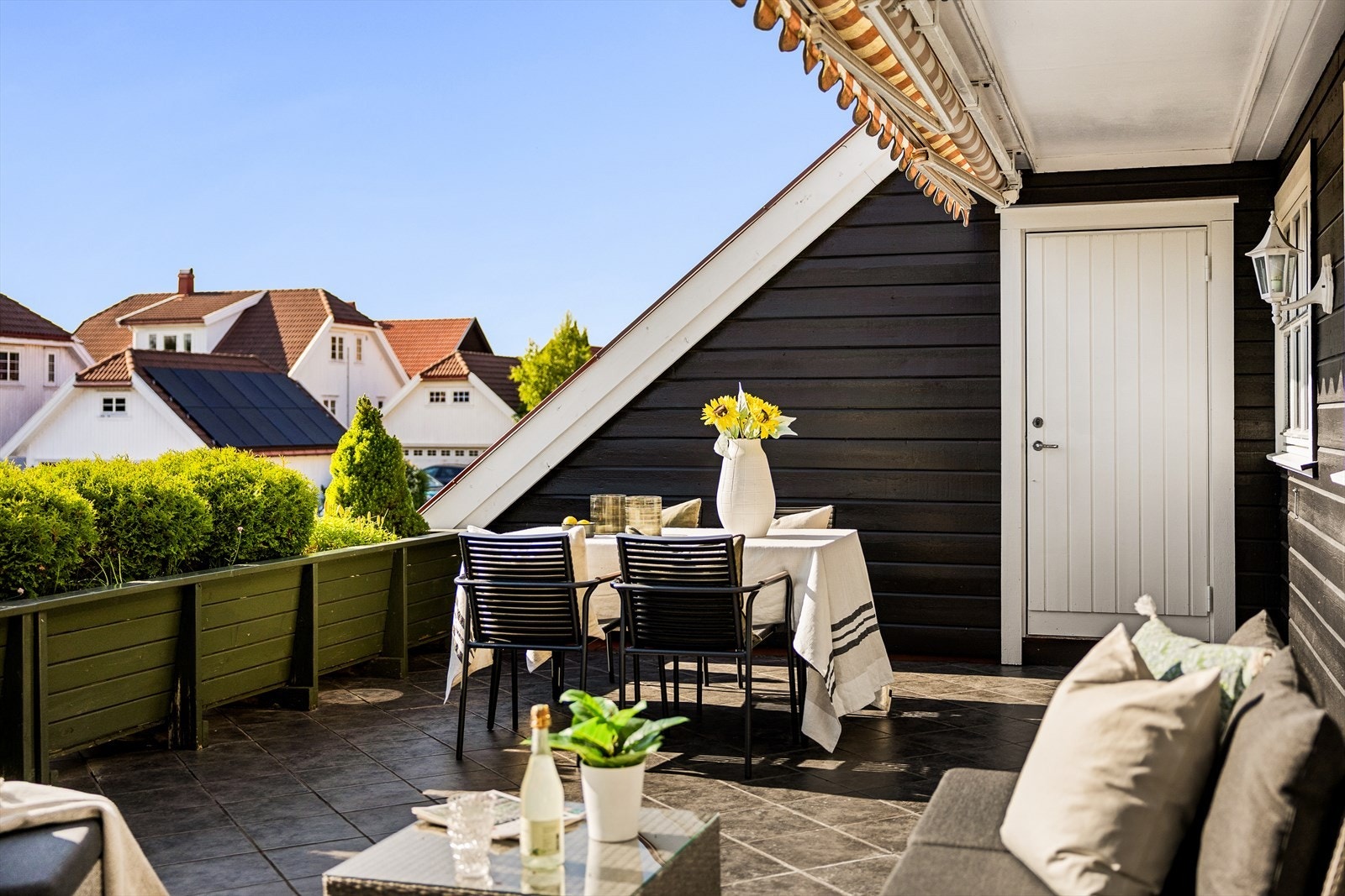Her er det god plass til både spisegruppe, lounge og beplantning. Galleribilde