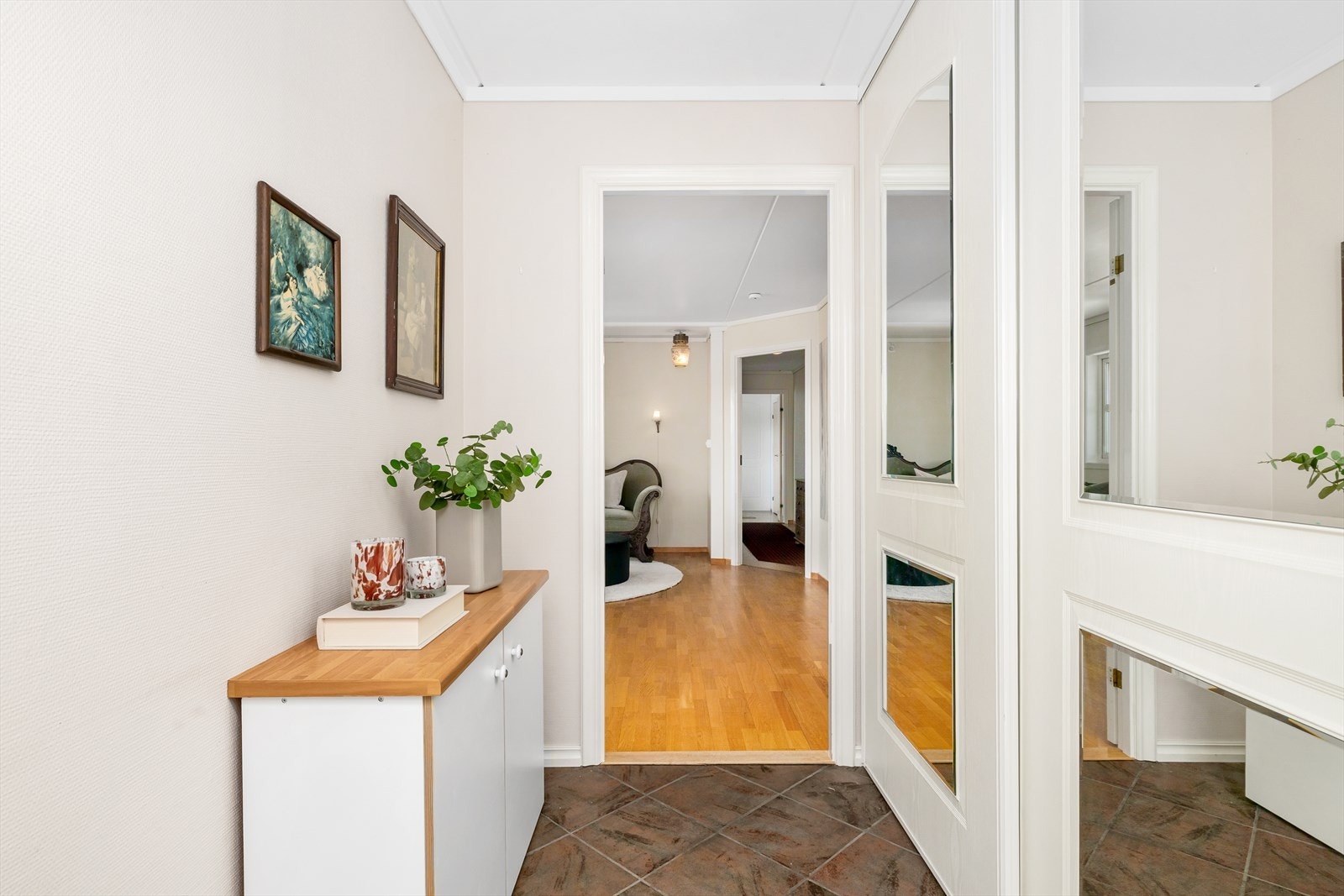 Entréen gir et svært godt førsteinntrykk - lys, delikat og innbydende. Her møtes du av en praktisk skyvedørsgarderobe som sørger for rikelig oppbevaringsplass og holder området ryddig og oversiktlig. Galleribilde