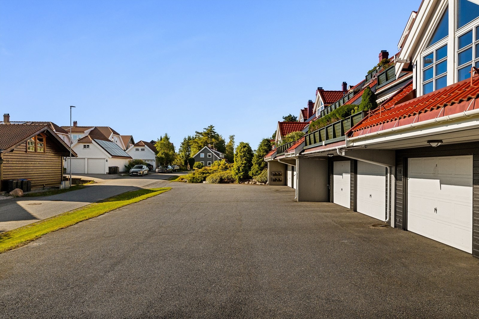 Praktisk garasje medfølger leiligheten. Galleribilde