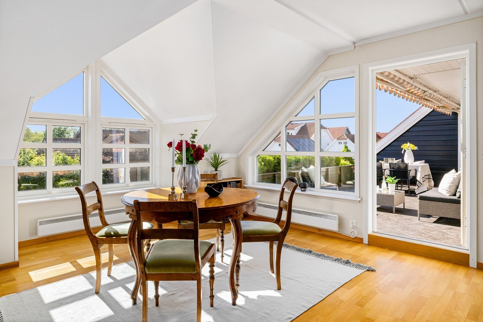 Stuen er stor, lys og åpen - med plass til både sofagruppe, spiseplass og flere soner etter behov. Galleribilde