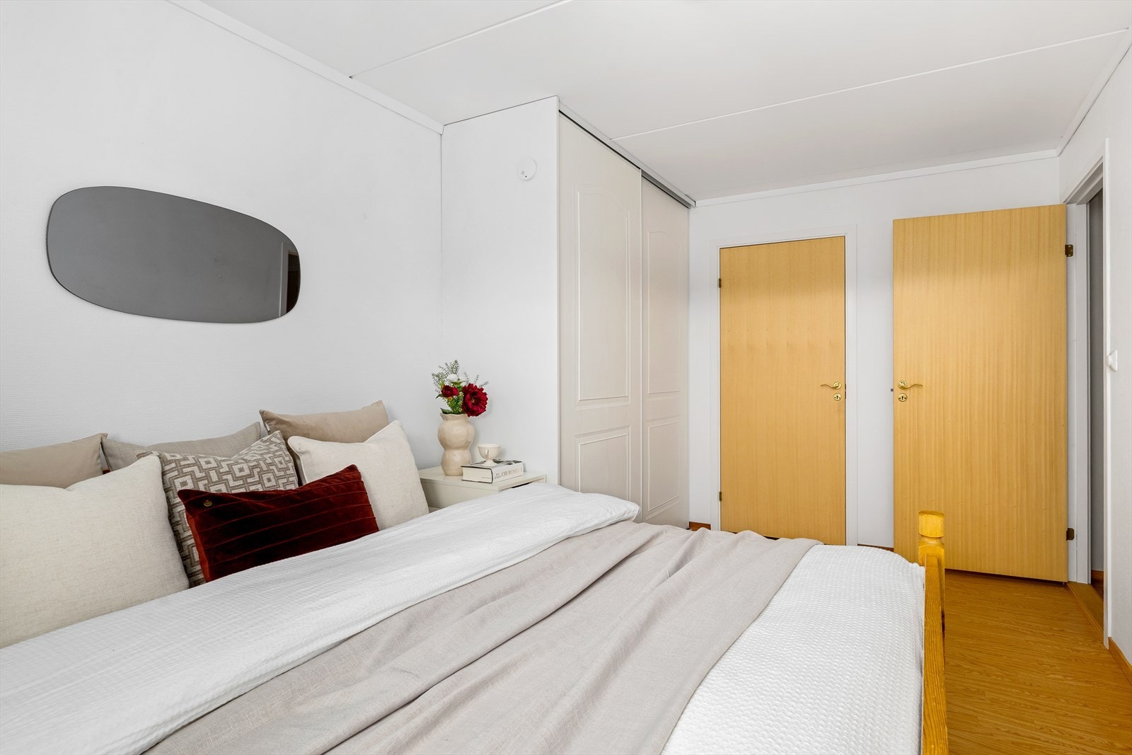 I bakkant av rommet ligger en bod som med enkle grep kan innredes som walk-in closet - perfekt for deg som ønsker ekstra lagringsplass eller en mer luksuriøs garderobeløsning. Galleribilde