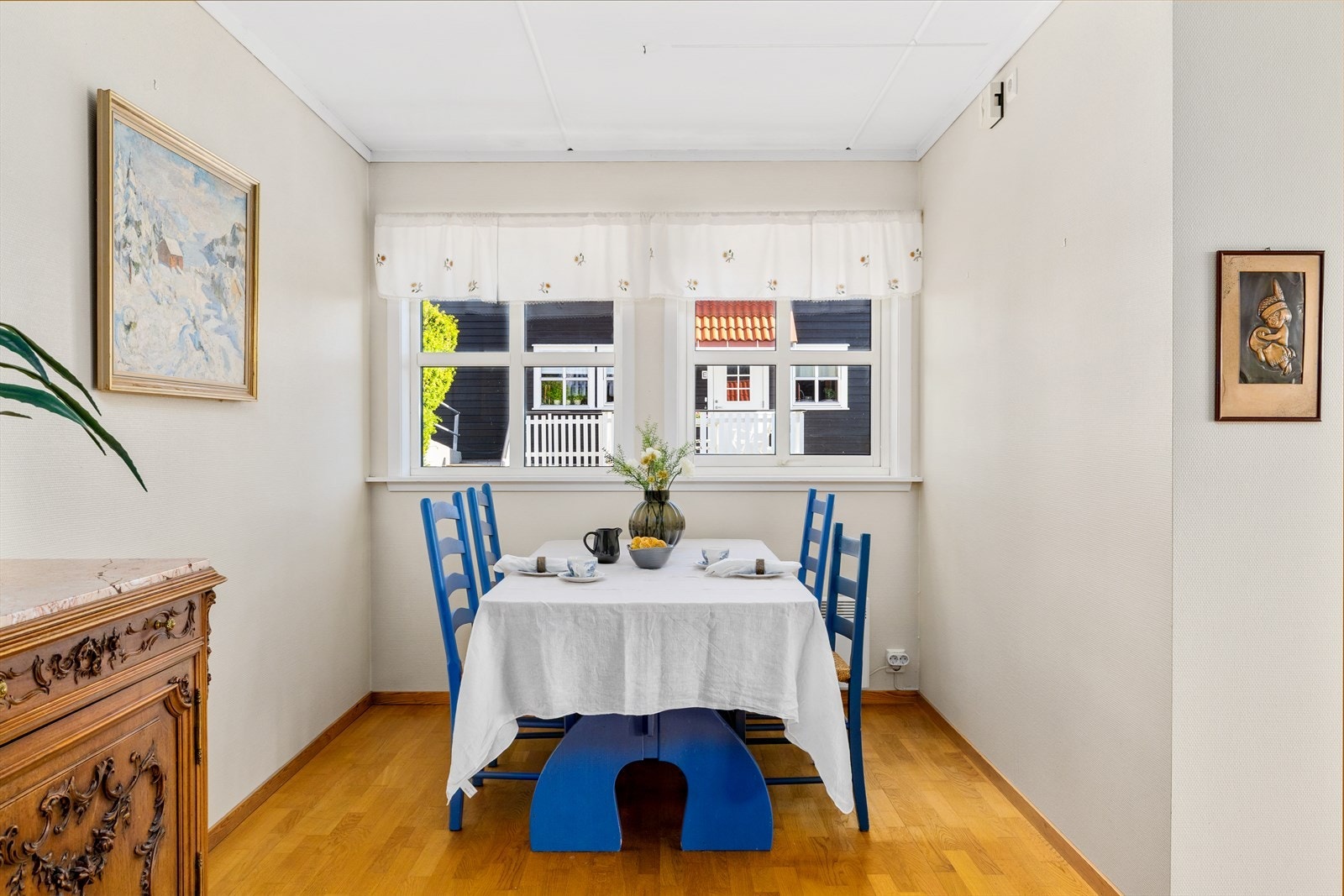 Et stort pluss er den hyggelige spiseplassen foran vinduet, som gir flott dagslys og en trivelig ramme rundt måltidene - enten det er frokost i morgensolen eller middag med utsyn. Galleribilde