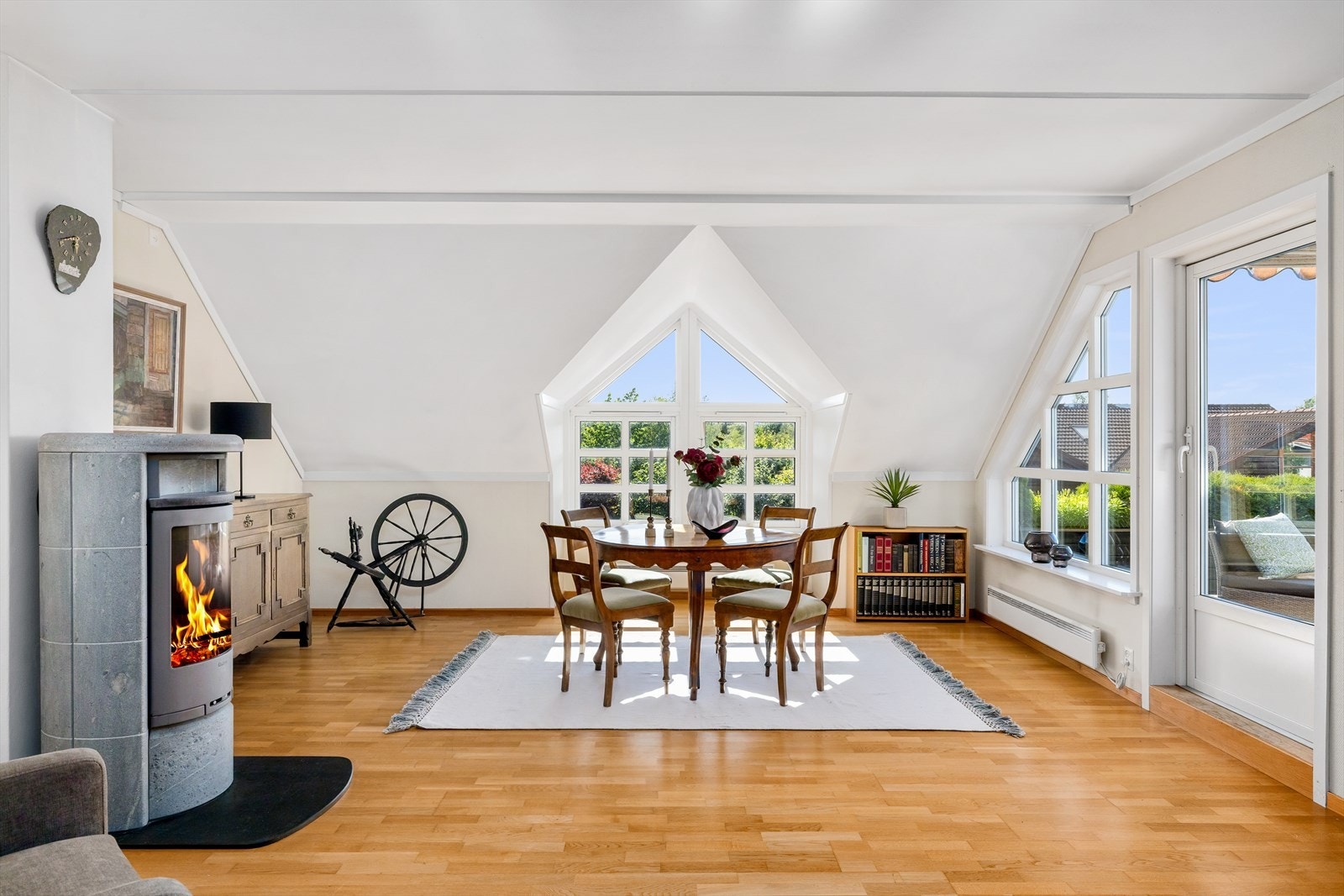 Vinduene rammer inn utsikten og skaper en følelse av både nærhet til naturen og eksklusivitet. Galleribilde