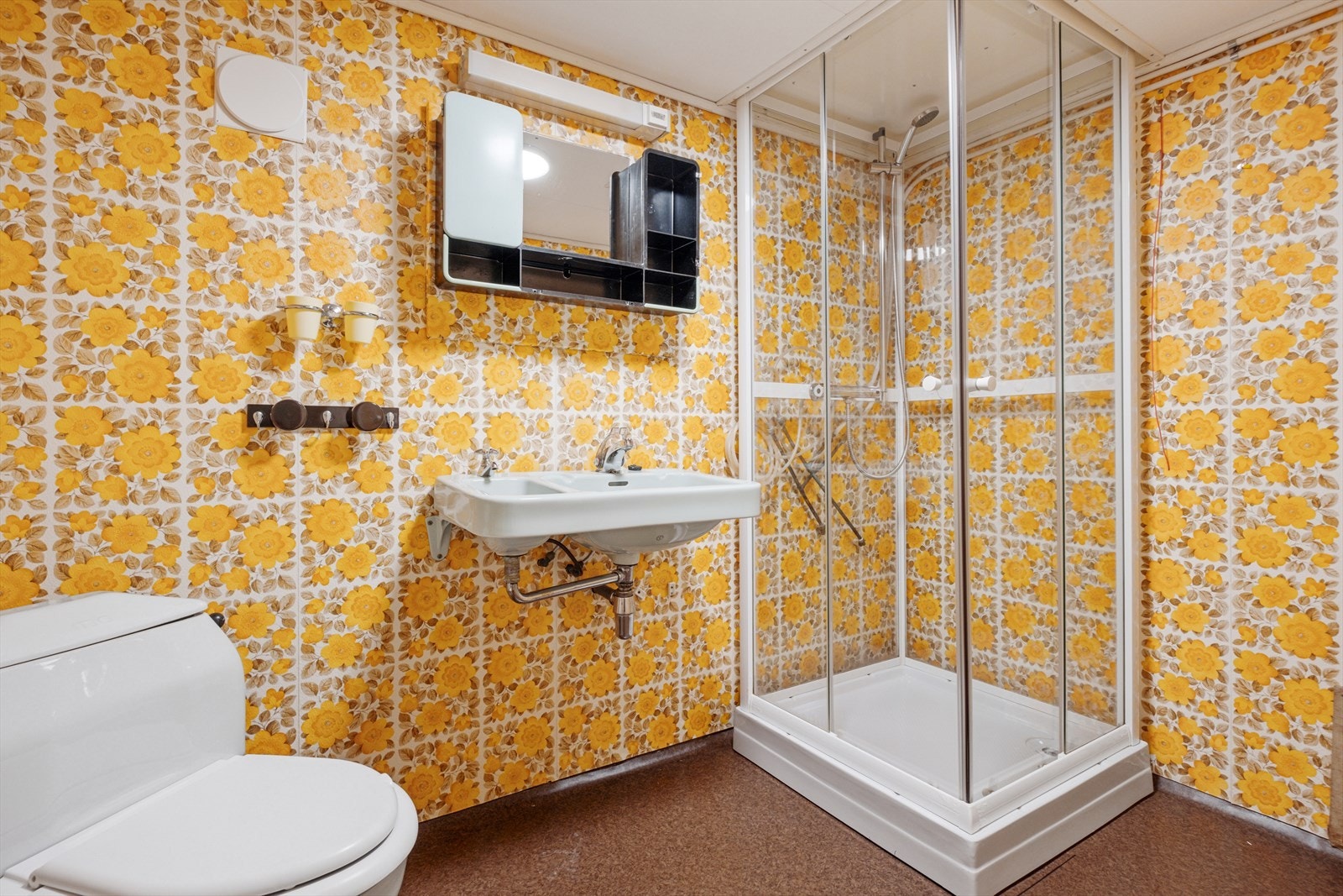 Bad utstyrt med dusjkabinett, håndvask, toalett og varmekabler i gulv Galleribilde